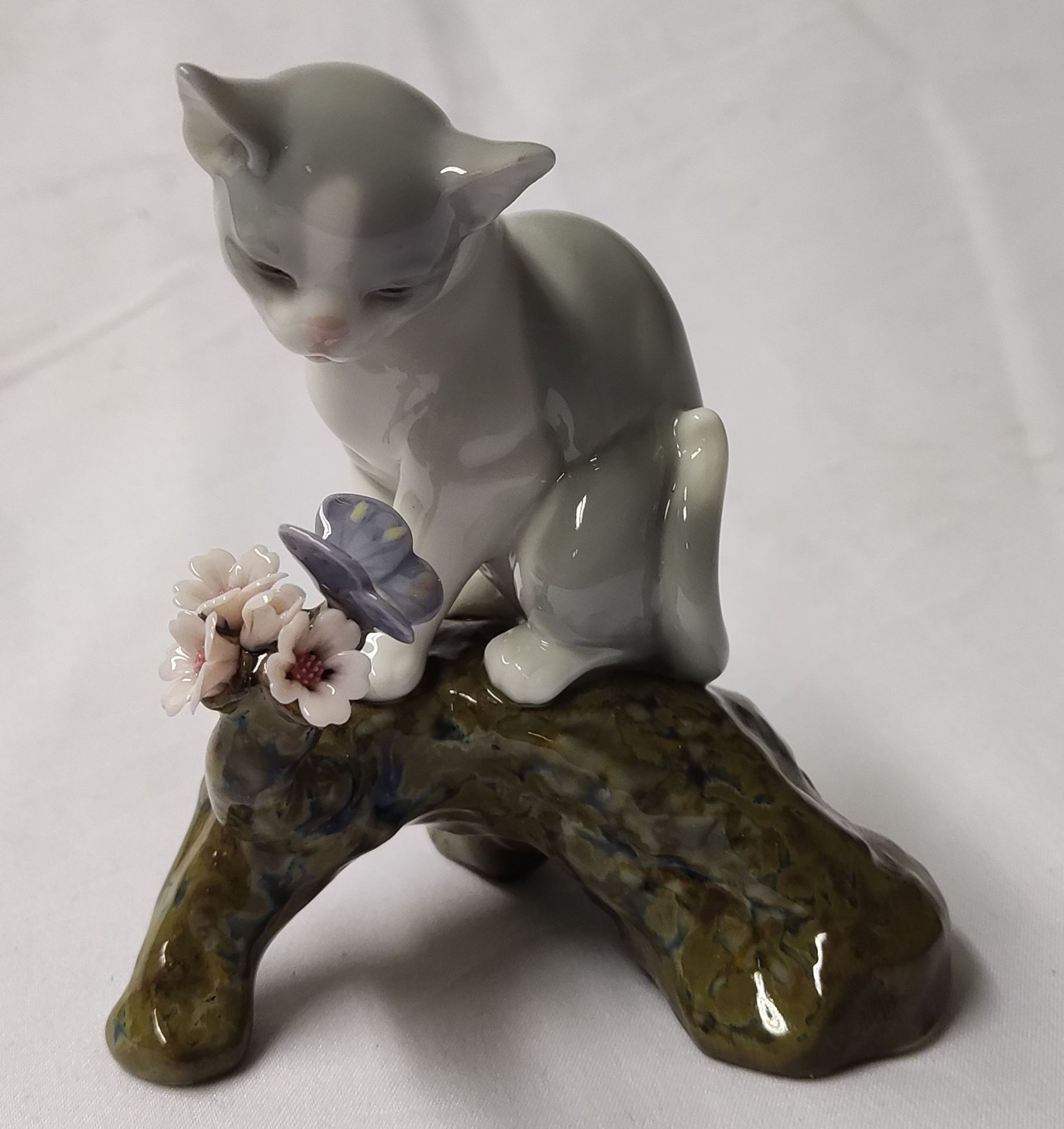 1 x LLADRO Blossoms For The Kitten Cat Porcelain Figurine - New/Boxed - RRP £270 - Ref: /HOC243/ - Image 2 of 21