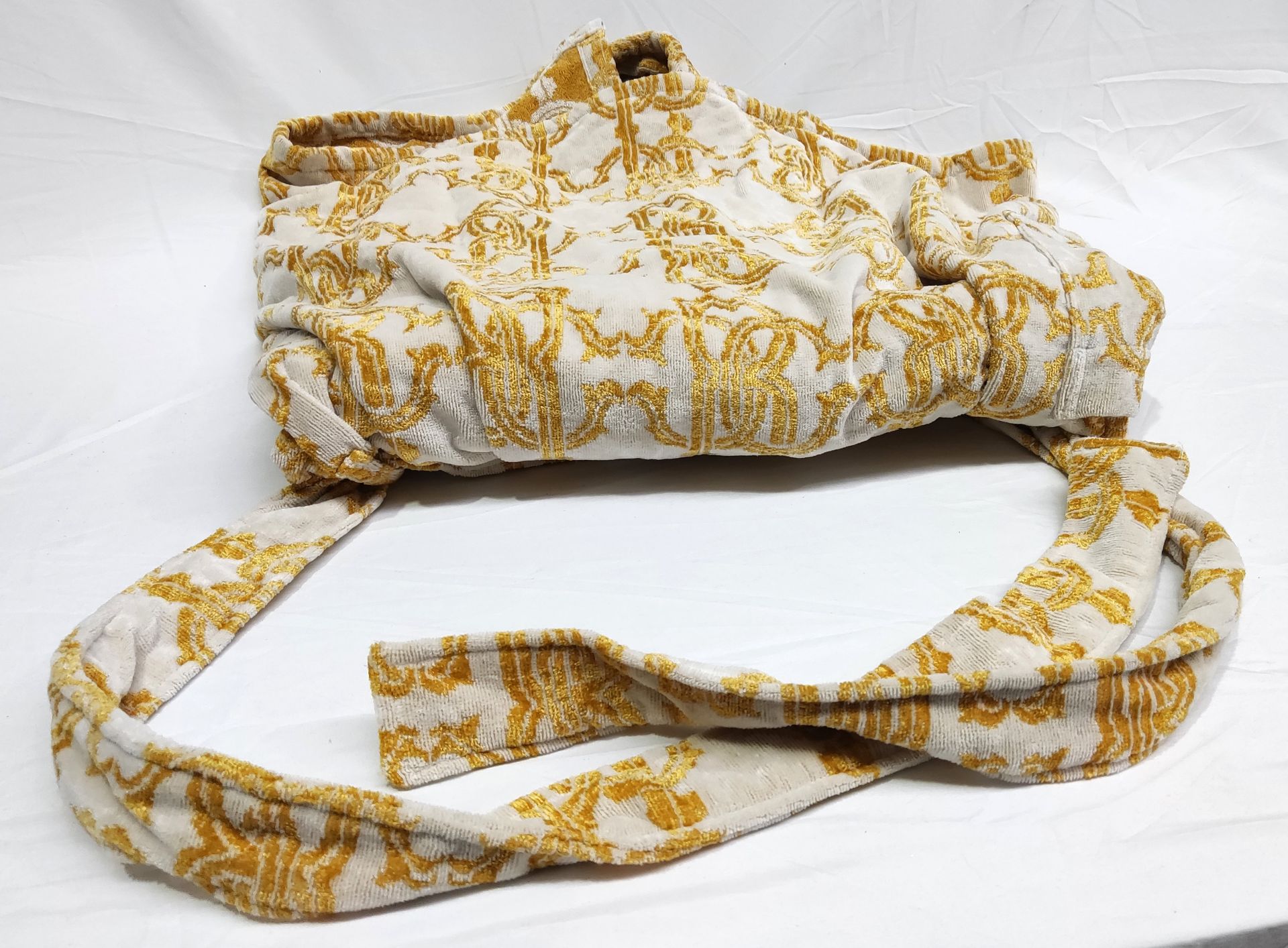 1 x ROBERTO CAVALLI HOME Luxury Gold Logo Print Bathrobe Shawl - Size: L/Xl - Original RRP £225.00 - Image 3 of 9