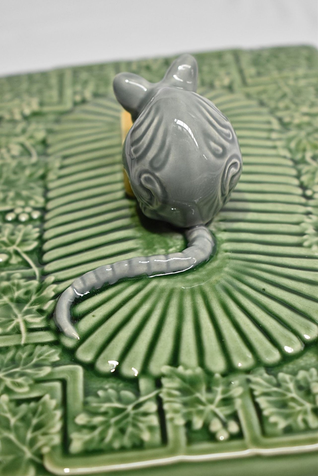 1 x BORDALLO PINHEIRO Rectangular Artisan Earthenware Closh Plate Cover With Mouse Figurine - Image 4 of 7