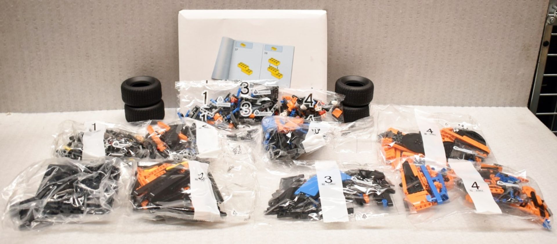 1 x LEGO Technic McLaren Formula 1 Race Car Toy (42141) - Original Price £169.00 - Image 3 of 7