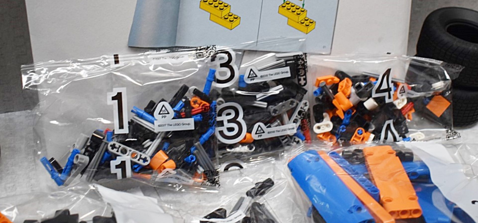 1 x LEGO Technic McLaren Formula 1 Race Car Toy (42141) - Original Price £169.00 - Image 5 of 7