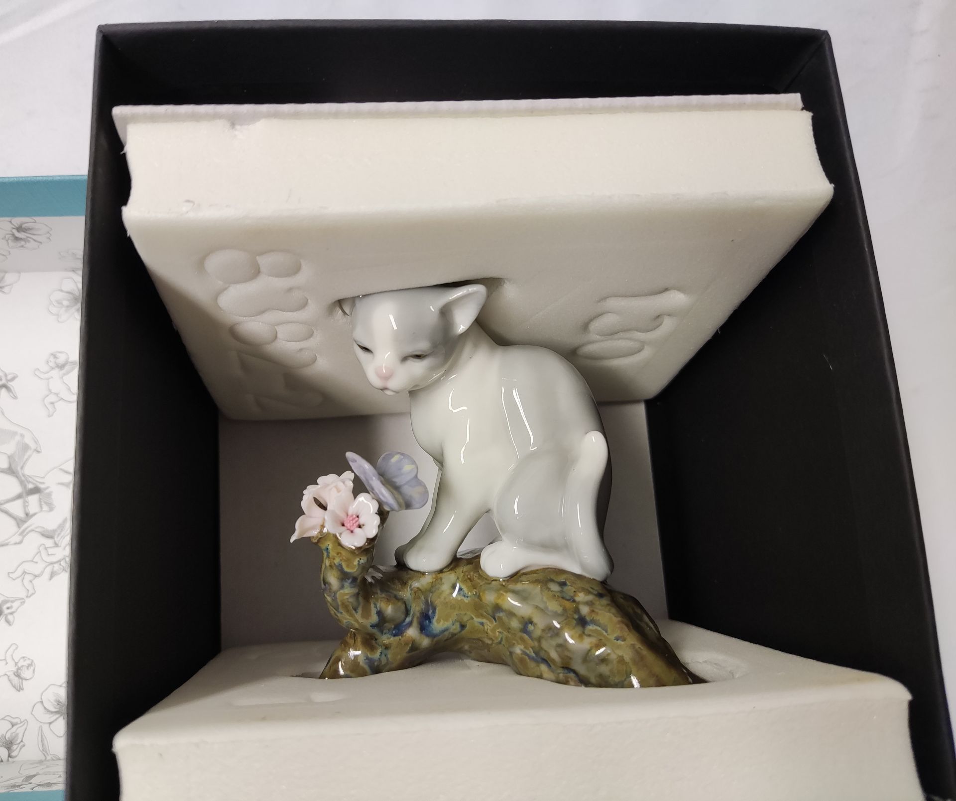 1 x LLADRO Blossoms For The Kitten Cat Porcelain Figurine - New/Boxed - RRP £270 - Ref: /HOC243/ - Image 9 of 21