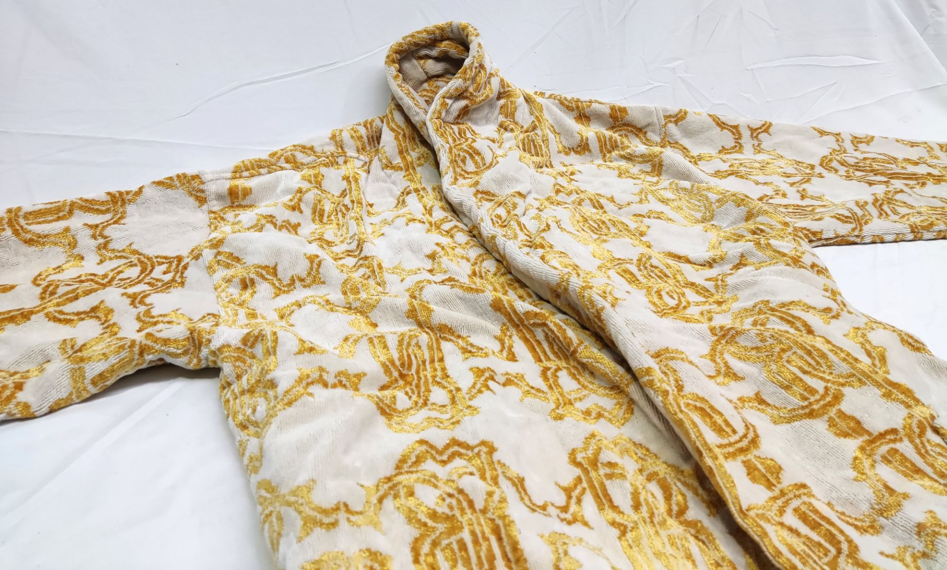 1 x ROBERTO CAVALLI HOME Luxury Gold Logo Print Bathrobe Shawl - Size: L/Xl - Original RRP £225.00 - Image 2 of 9