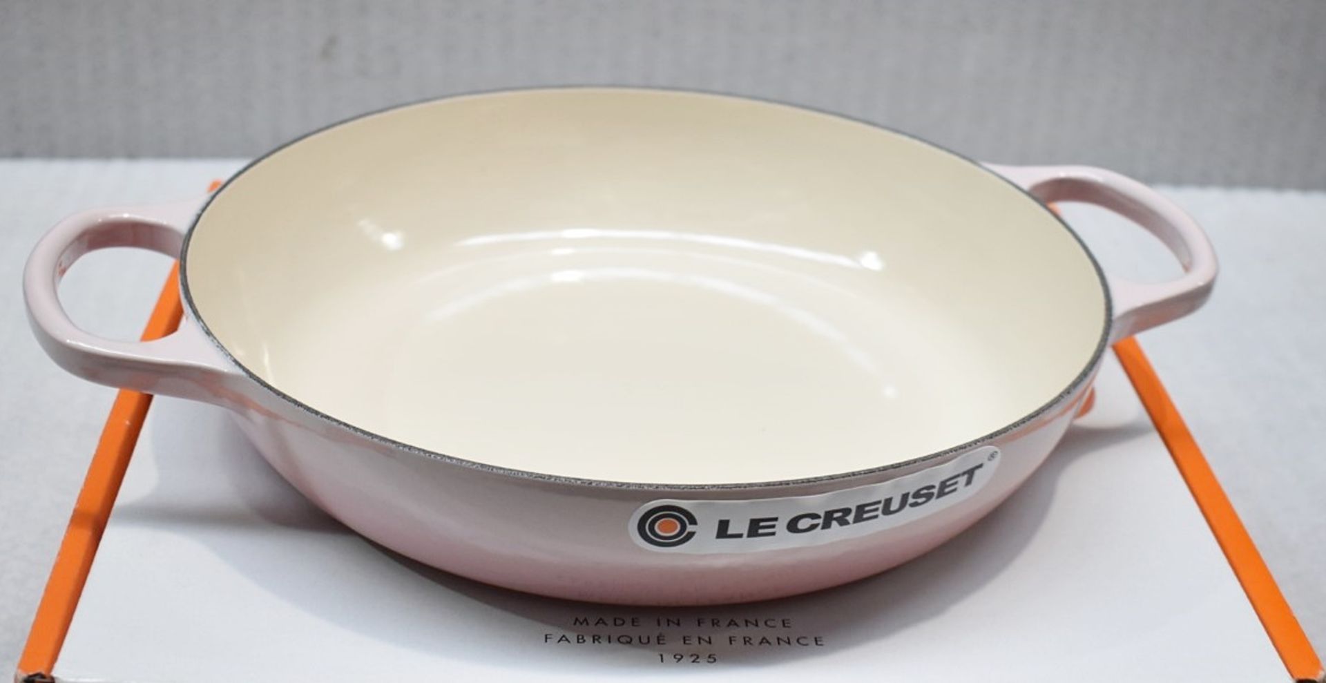 1 x LE CREUSET Signature Shallow Cast Iron Casserole Dish, Shell Pink 30cm - Original Price £285.00 - Image 7 of 8
