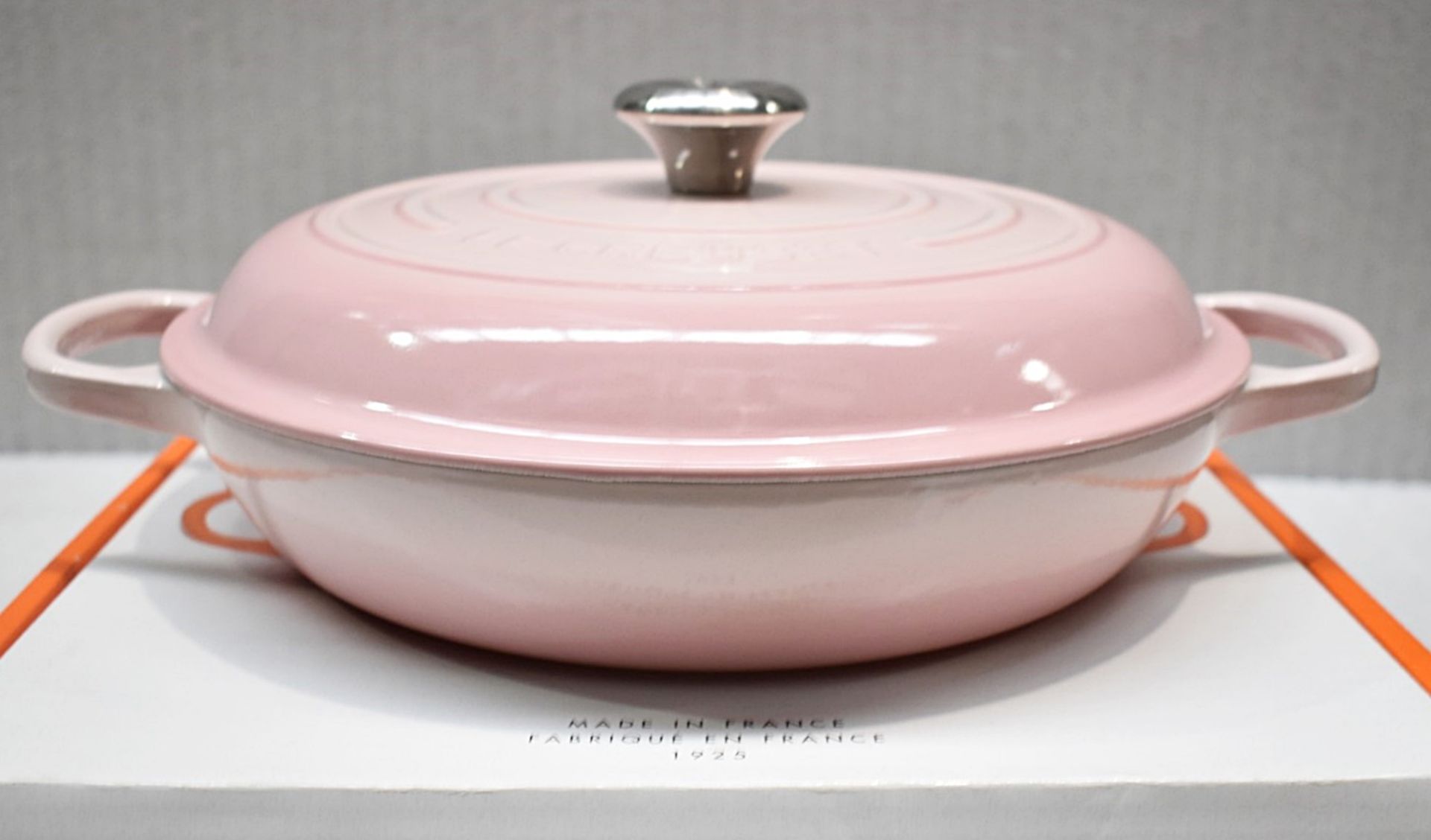 1 x LE CREUSET Signature Shallow Cast Iron Casserole Dish, Shell Pink 30cm - Original Price £285.00 - Image 2 of 8