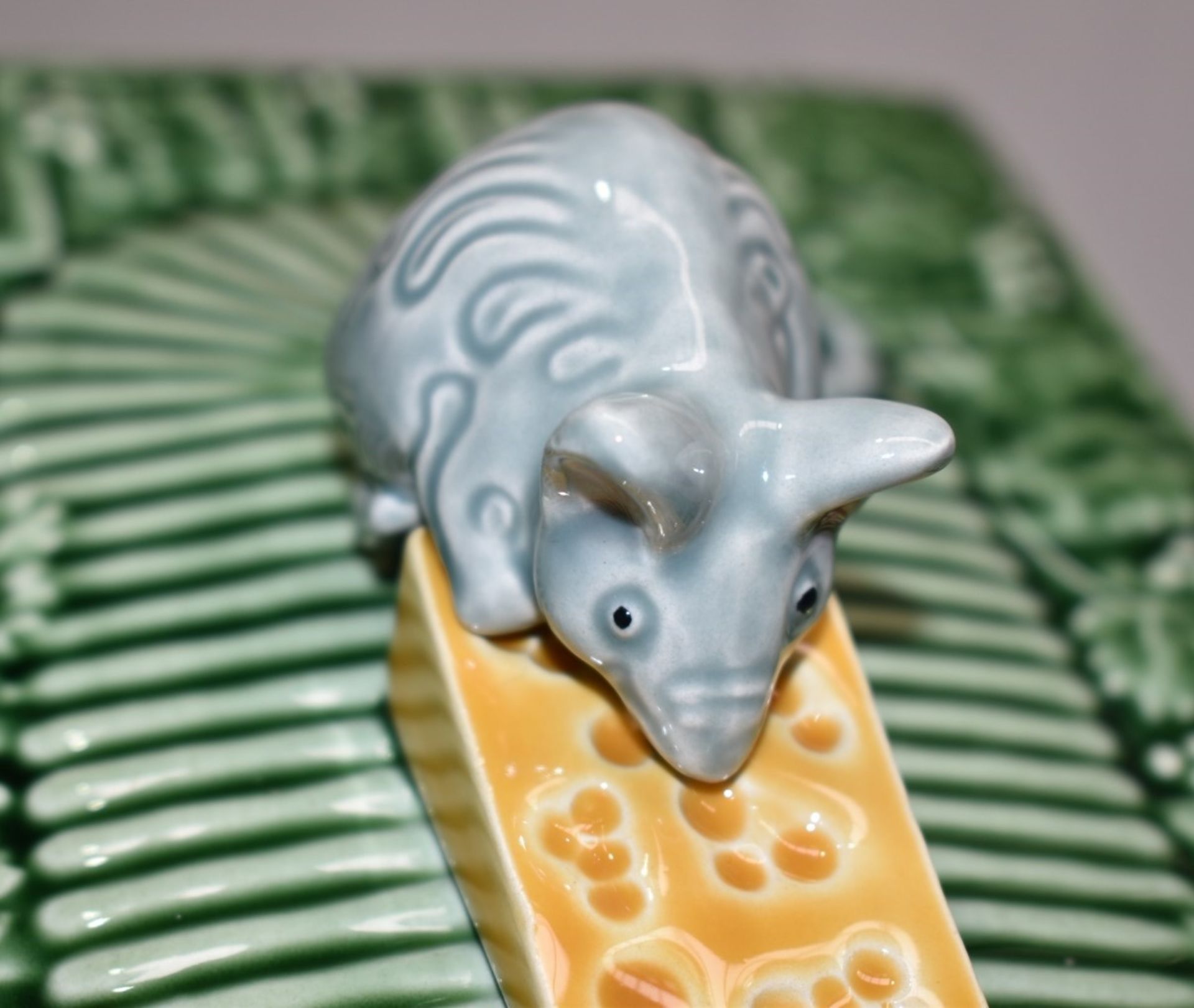 1 x BORDALLO PINHEIRO Ceramic Cheese Plate with Lid (30.5cm) - Original Price £126.00 - Image 12 of 12