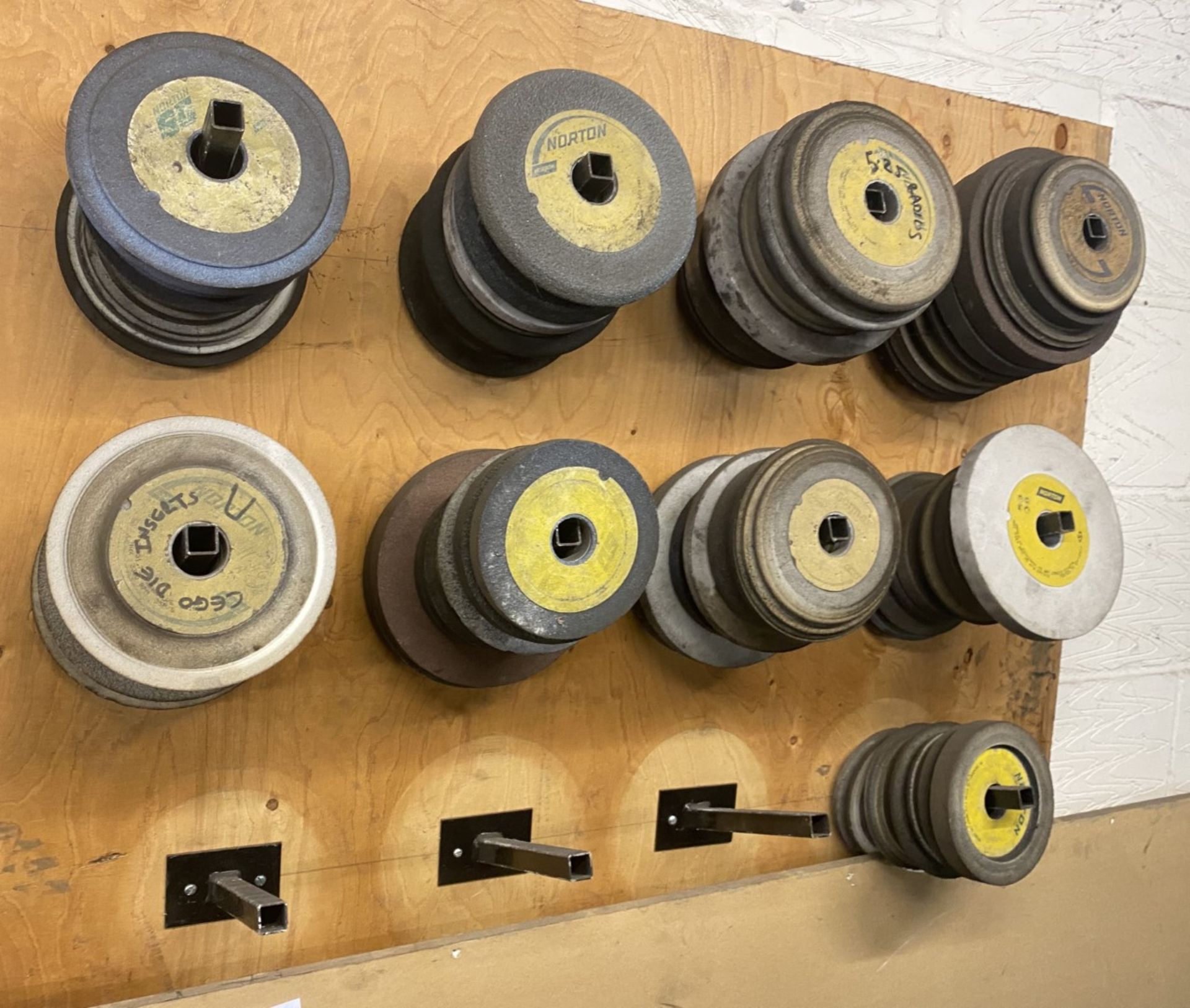 1 x Large Assortment of Grinding Discs With Wall Mounted Holder