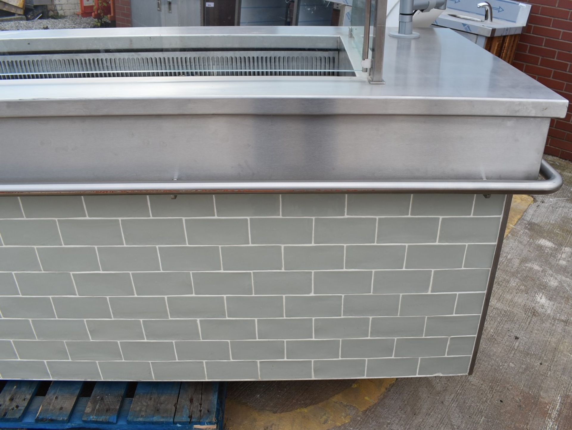 1 x Commercial Food Display Counter Featuring a Fan Blown Well, Glass Viewing Screen, Tiles Front - Image 29 of 60