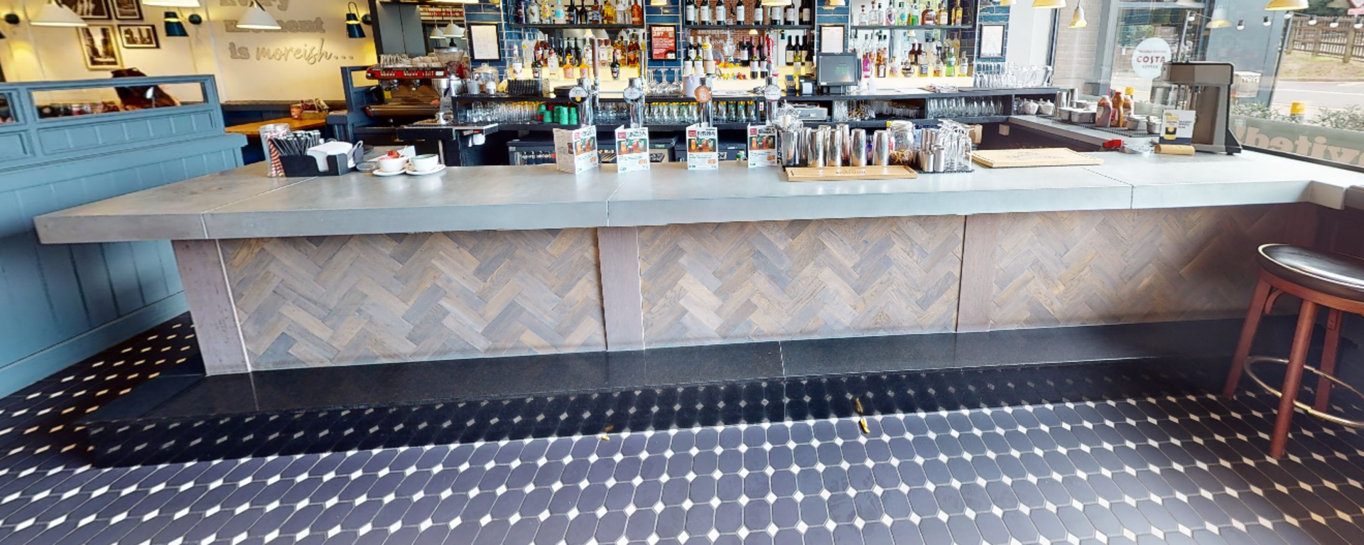 1 x Restaurant Bar Featuring a Stone Bartop, Parquet Wooden Fasci and Granite Footrest - Bild 5 aus 6