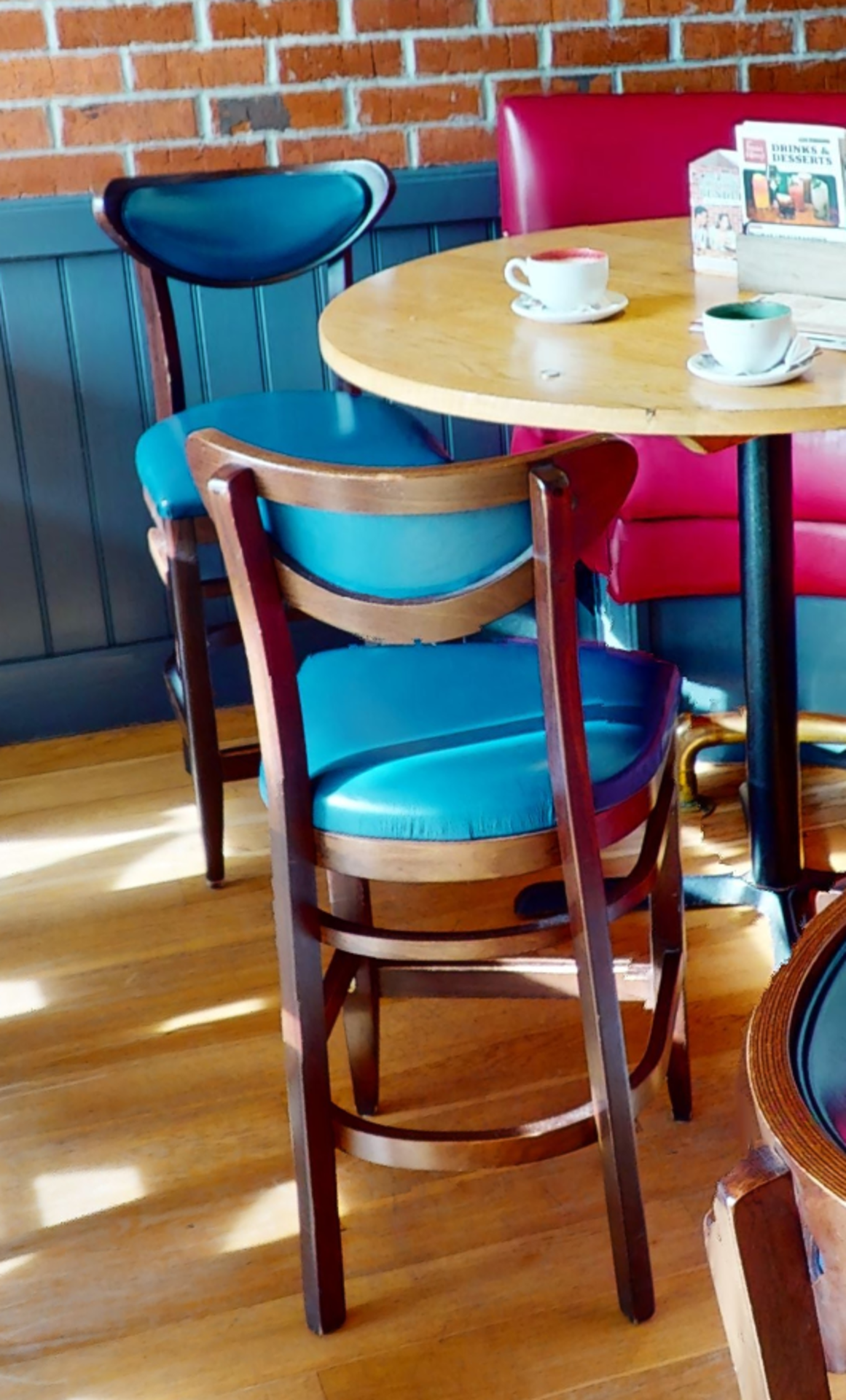 5 x Restaurant Bar Stools Featuring Wooden Frames and a Deep Blue Faux Leather Upholstery - Bild 4 aus 4