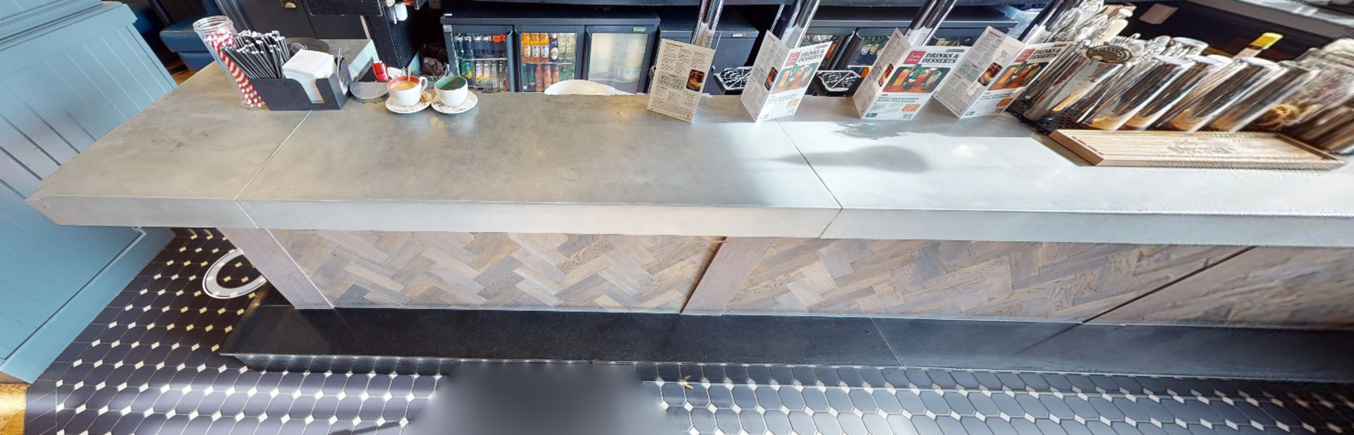 1 x Restaurant Bar Featuring a Stone Bartop, Parquet Wooden Fasci and Granite Footrest - Bild 3 aus 6