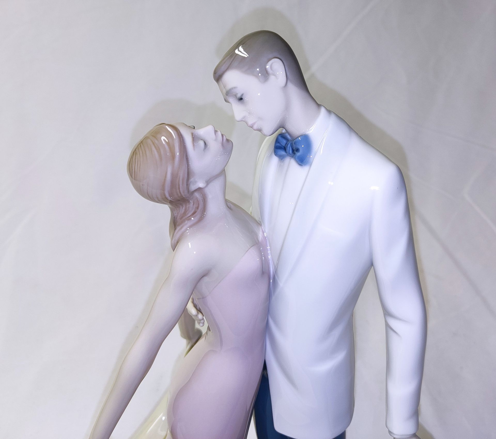 1 x LLADRO Happy Anniversary Porcelain Statue - New/Boxed - RRP £520.00 - Ref: /HOC232/HC5 - CL987 - - Image 8 of 25