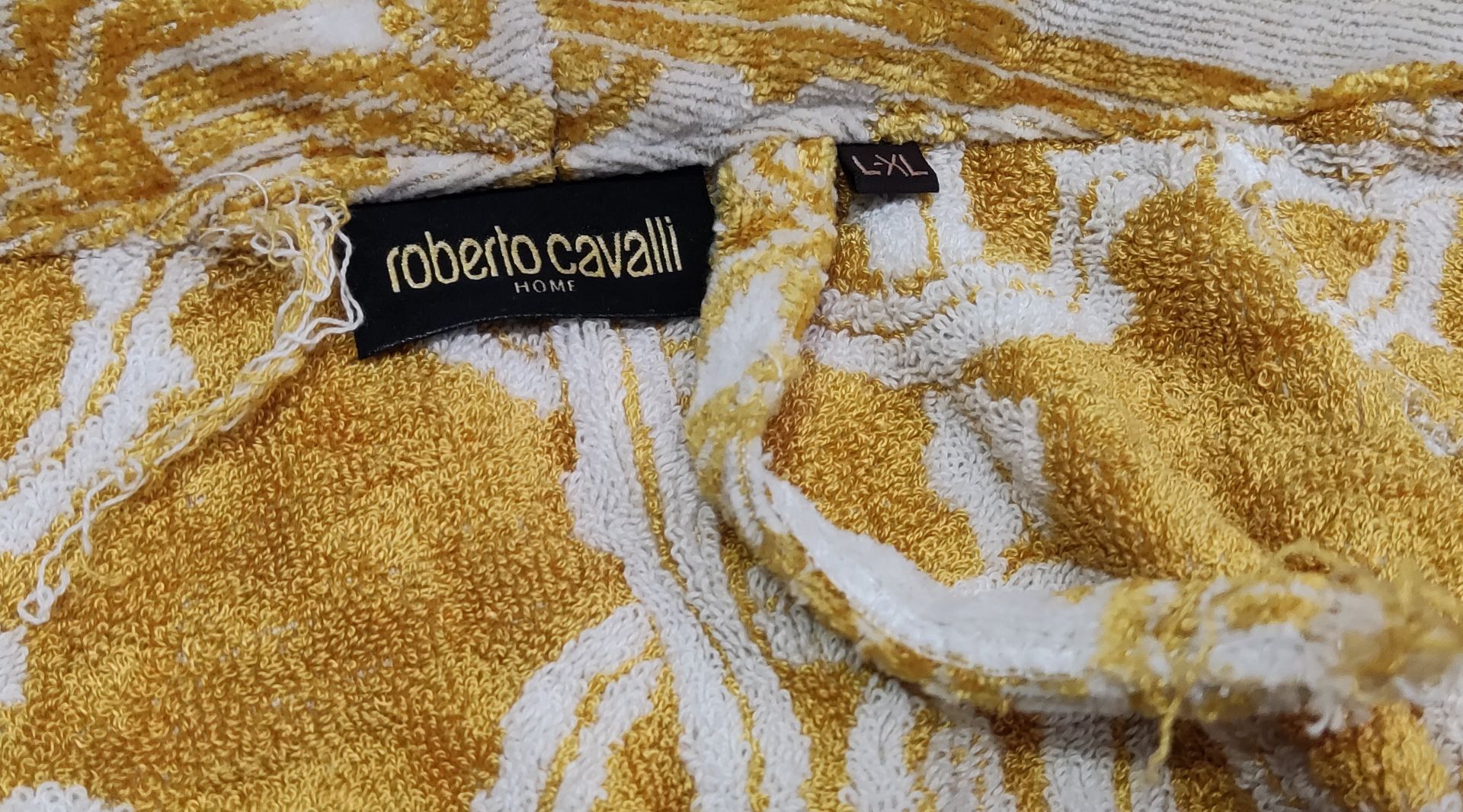 1 x ROBERTO CAVALLI HOME Luxury Gold Logo Print Bathrobe Shawl - Size: L/Xl - Original RRP £225.00 - Image 8 of 9