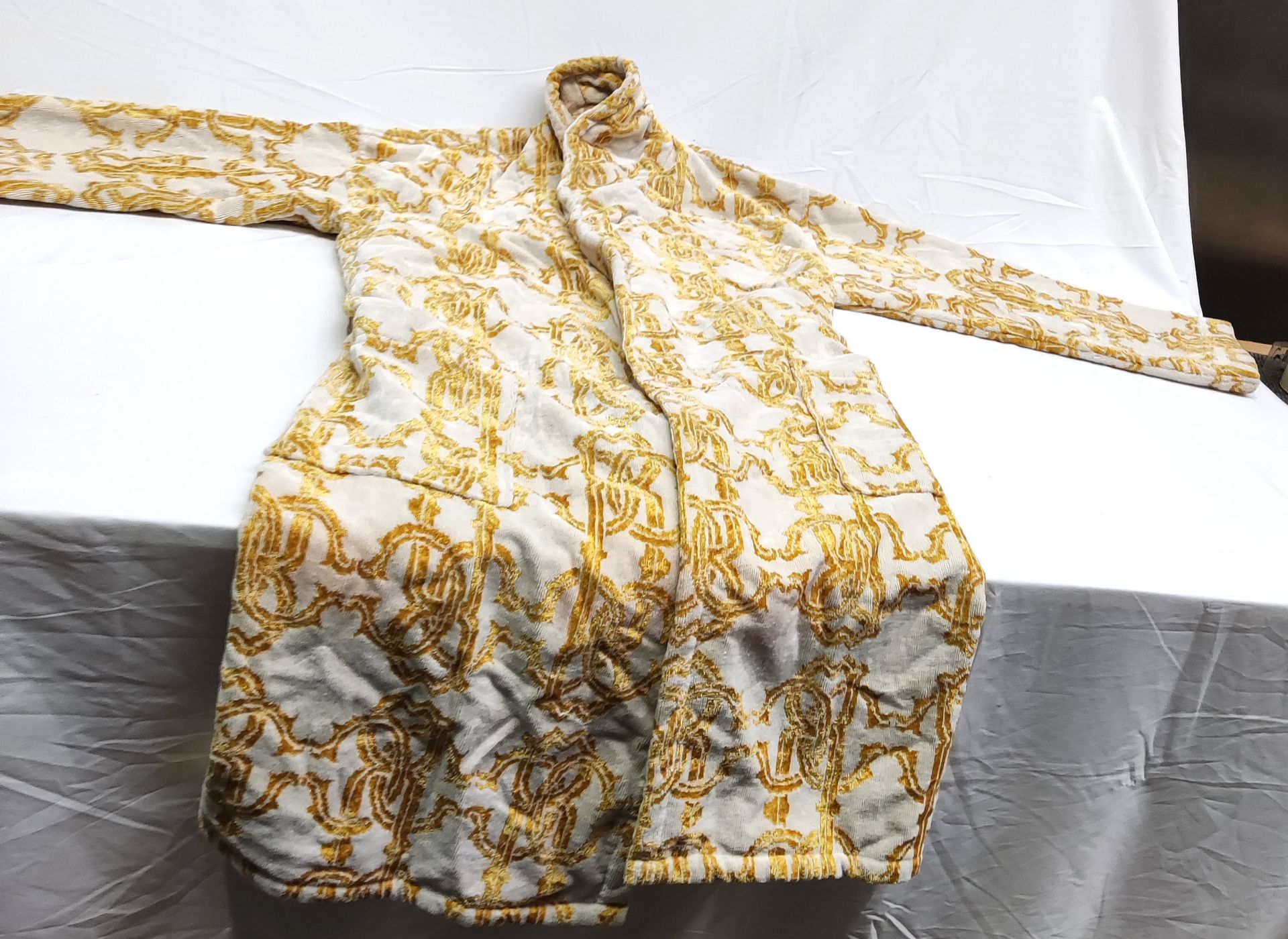 1 x ROBERTO CAVALLI HOME Luxury Gold Logo Print Bathrobe Shawl - Size: L/Xl - Original RRP £225.00 - Image 4 of 9