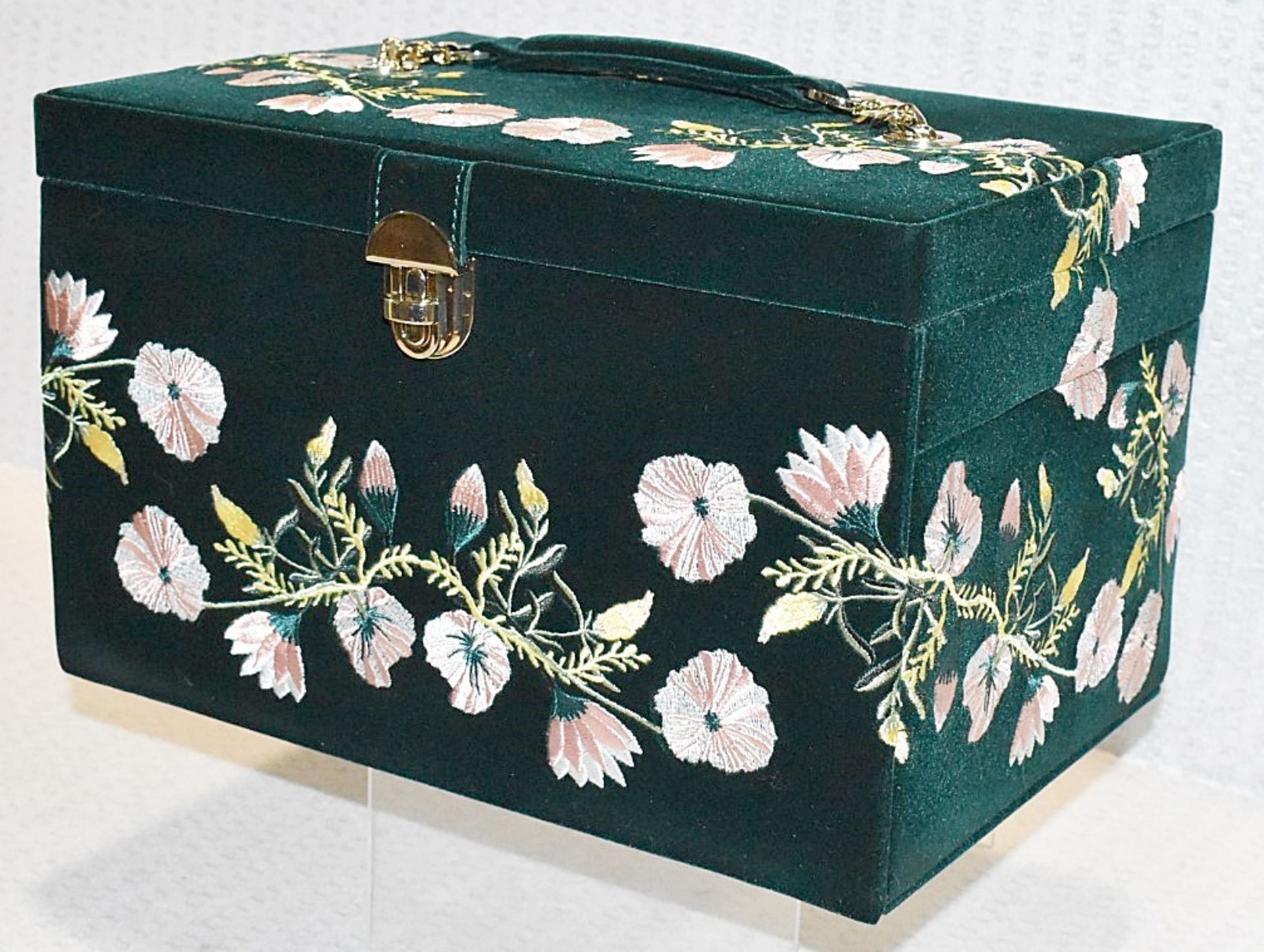 1 x WOLF 'Zoe' Large Luxury Embroidered Jewellery Box, Upholstered in Green Velvet - RRP £739.00 - Image 3 of 10