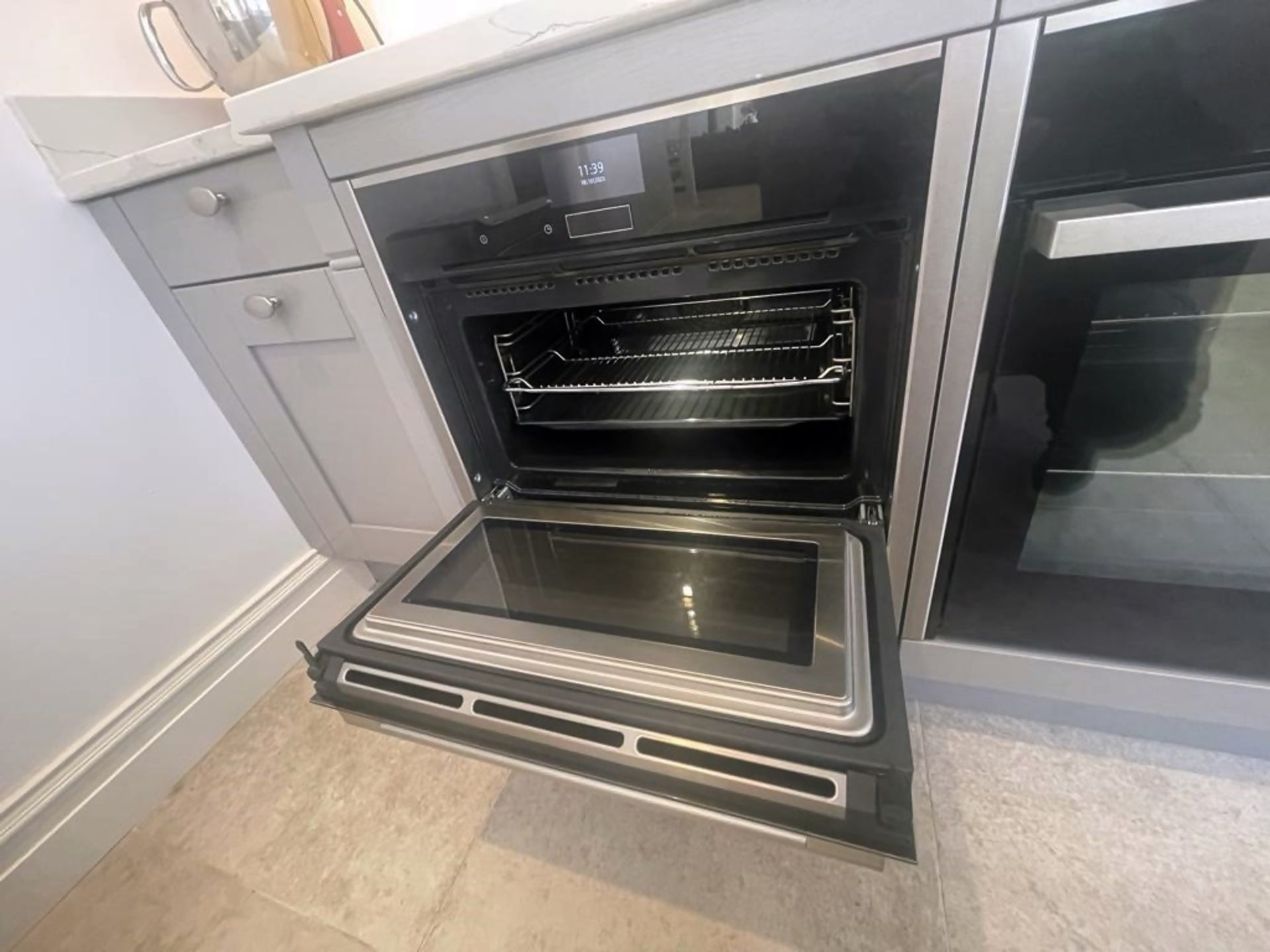 1 x SIEMATIC Bespoke Shaker-style Fitted Kitchen, Utility Room, Appliances & Modern Quartz Surfaces - Image 62 of 99