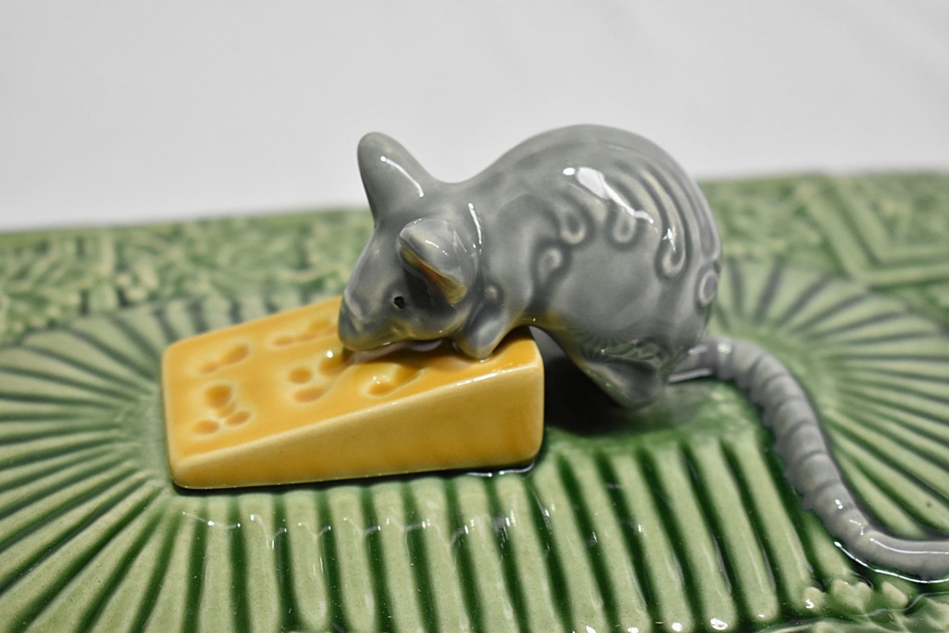 1 x BORDALLO PINHEIRO Rectangular Artisan Earthenware Closh Plate Cover With Mouse Figurine - Image 4 of 7