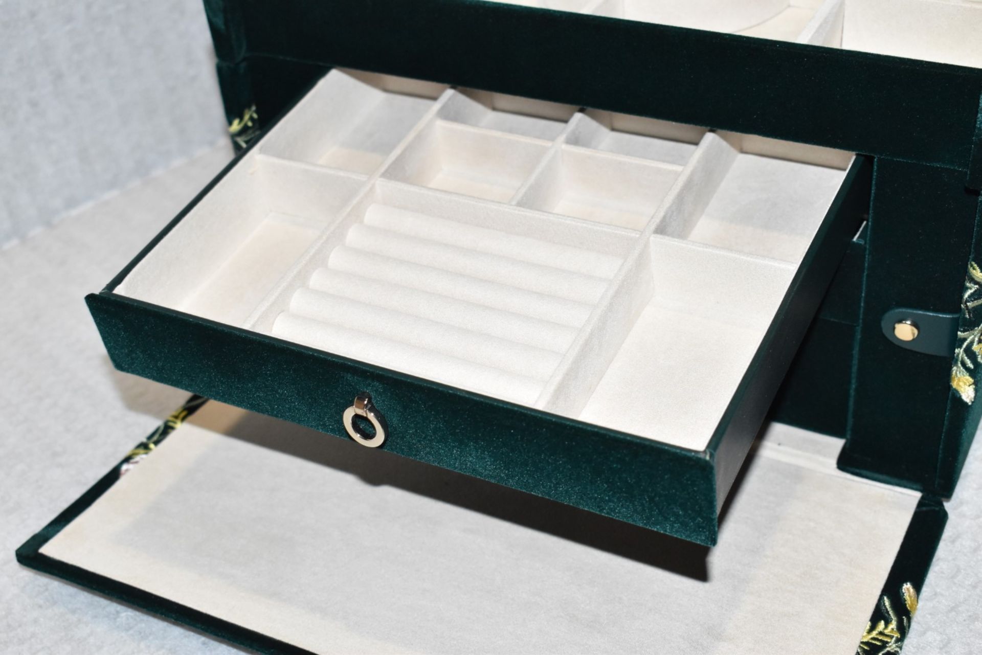 1 x WOLF 'Zoe' Large Luxury Embroidered Jewellery Box, Upholstered in Green Velvet - RRP £739.00 - Image 7 of 10