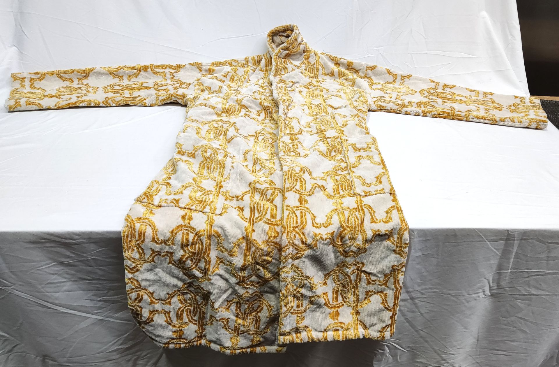 1 x ROBERTO CAVALLI HOME Luxury Gold Logo Print Bathrobe Shawl - Size: L/Xl - Original RRP £225.00 - Image 2 of 9