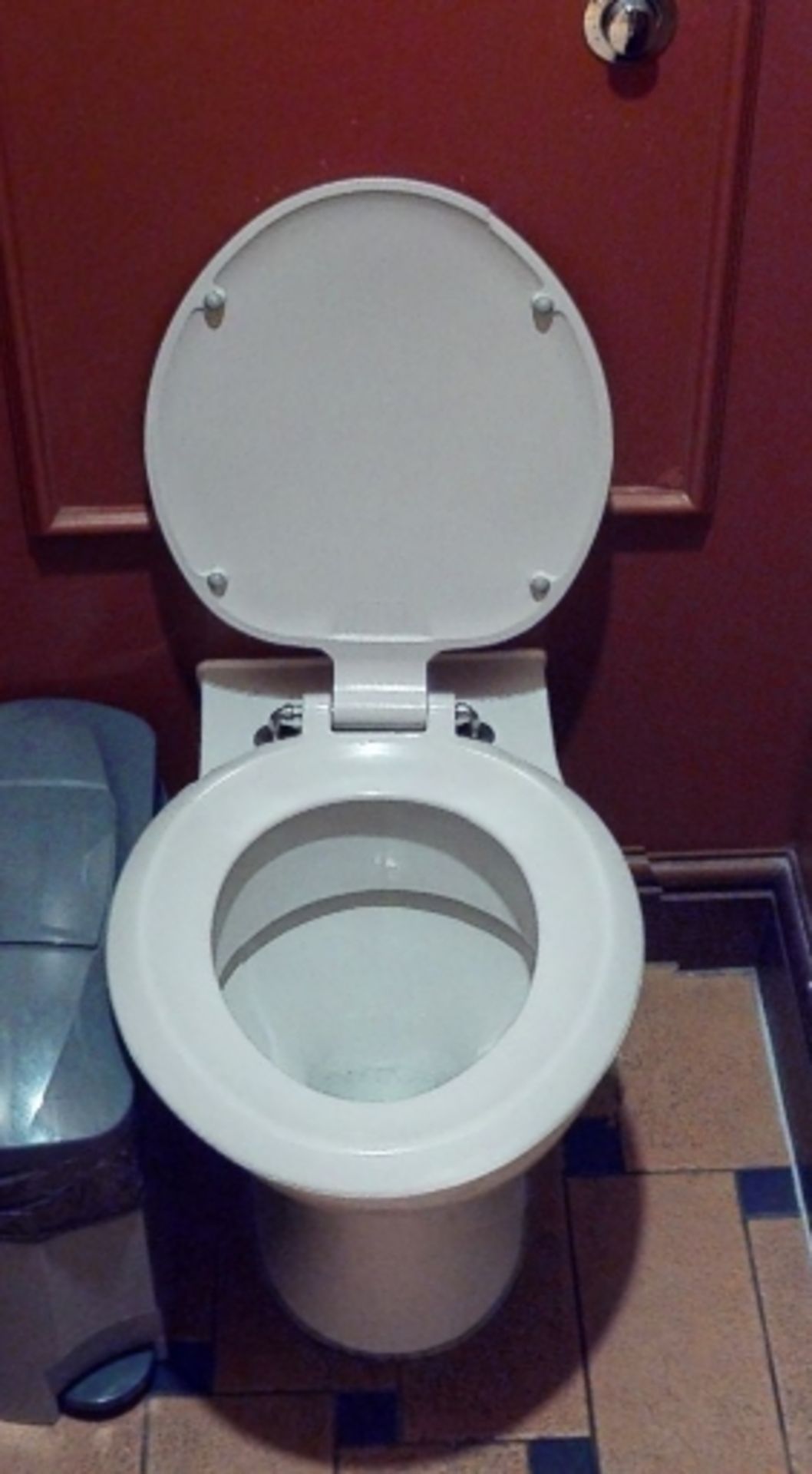 7 x Back to Wall Toilet Basins With Seats - Image 5 of 14