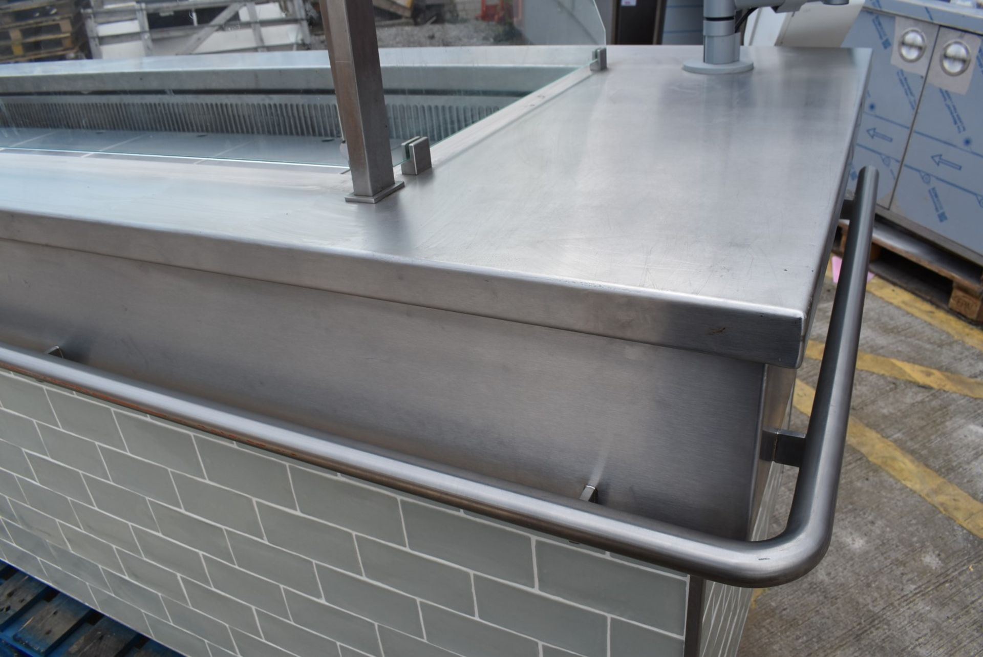 1 x Commercial Food Display Counter Featuring a Fan Blown Well, Glass Viewing Screen, Tiles Front - Image 18 of 60