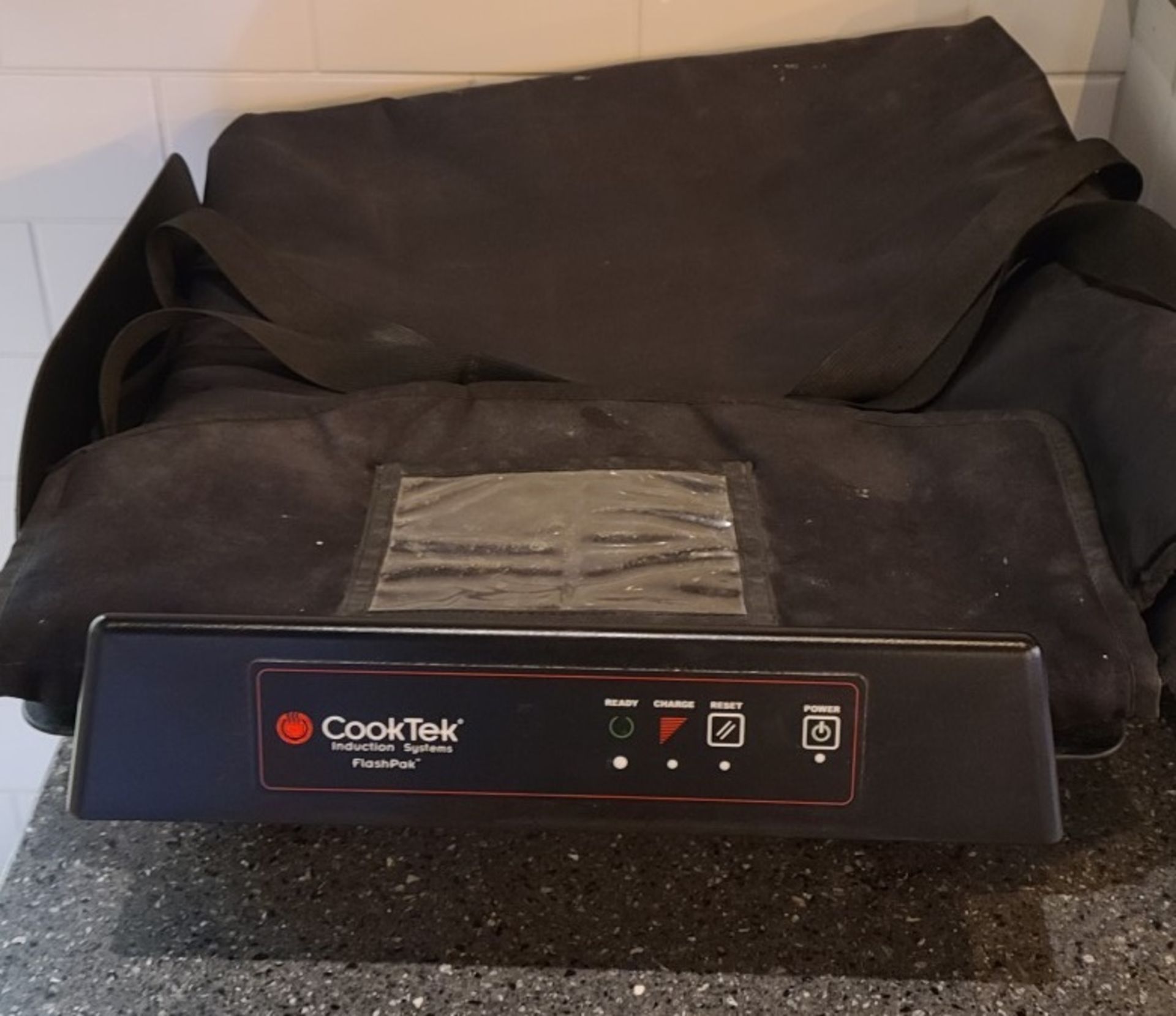 1 x COOKTEK PTDS - 18" Lightweight Pizza Thermal Delivery Charger With One Bag - Image 5 of 6