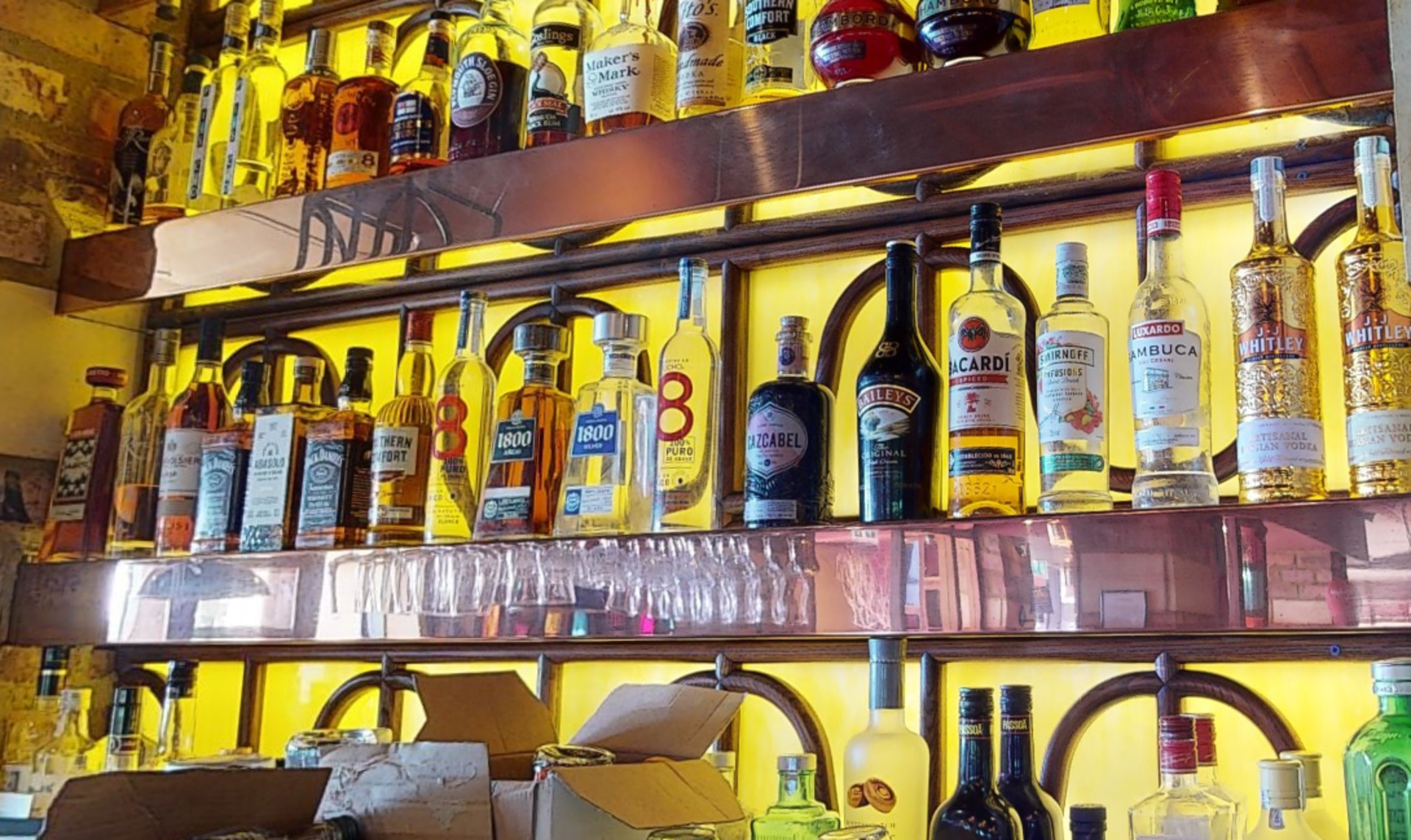 1 x Selection of Backbar Copper Shelves With Decorative Yellow Wall Panels - Includes 9 x Copper - Image 8 of 10