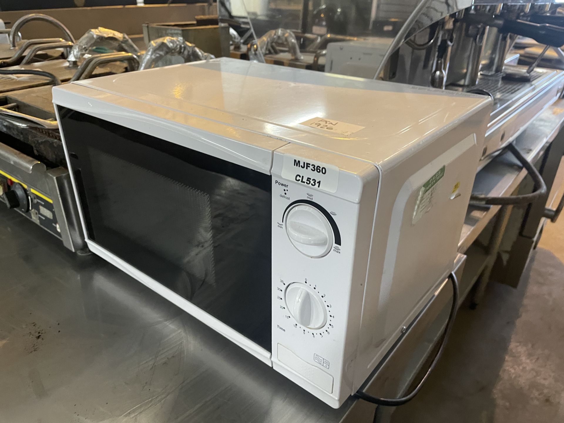 1 x Domestic 700w Microwave Oven - Image 2 of 3