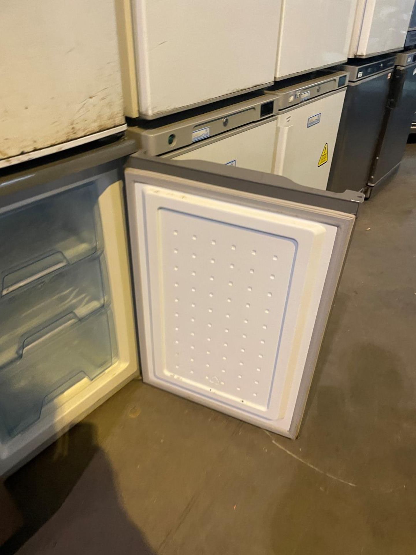 1 x Logik Undercounter Three Drawer Storage Freezer With Silver Finish - Image 4 of 4