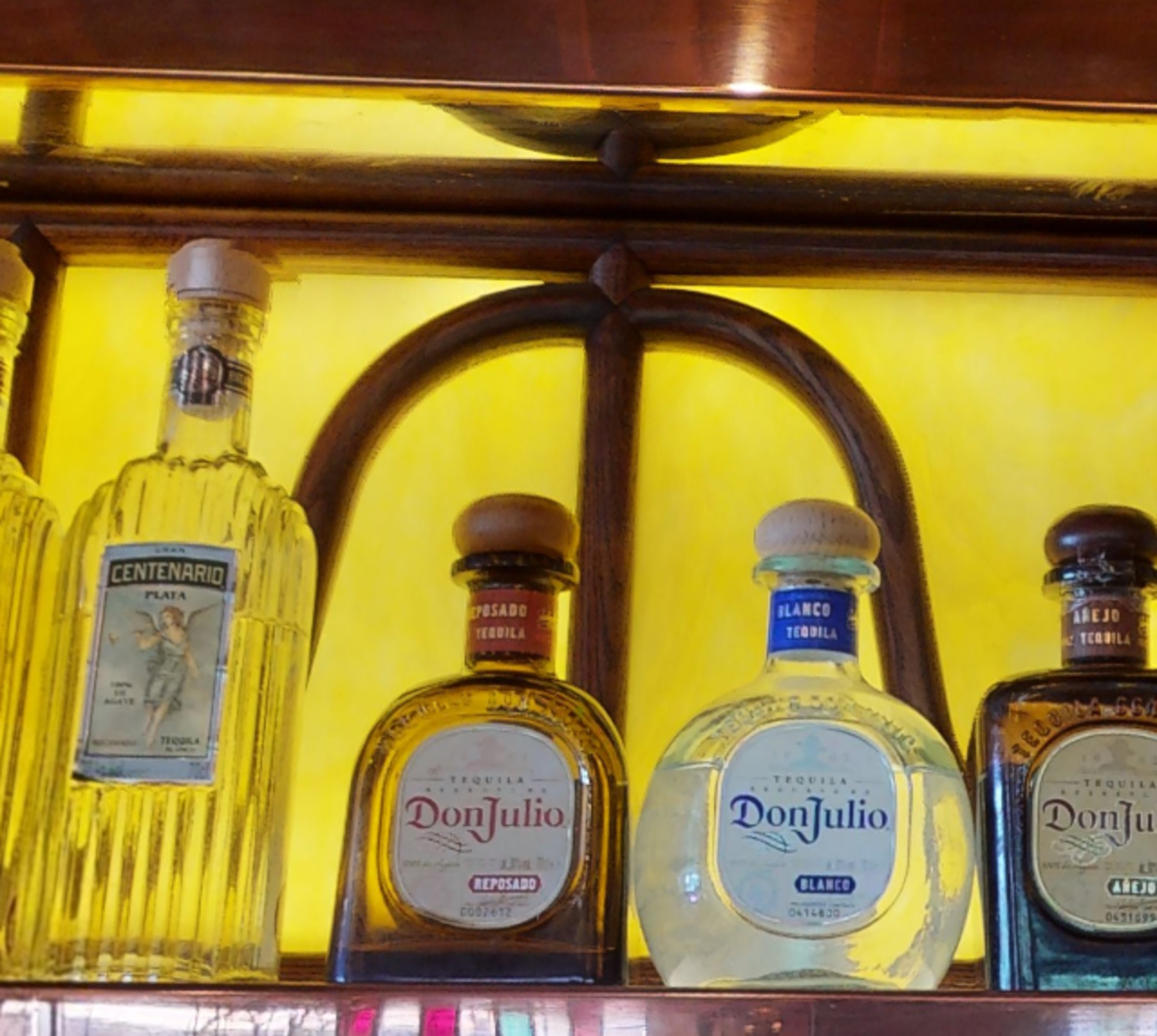 1 x Selection of Backbar Copper Shelves With Decorative Yellow Wall Panels - Includes 9 x Copper - Image 6 of 10