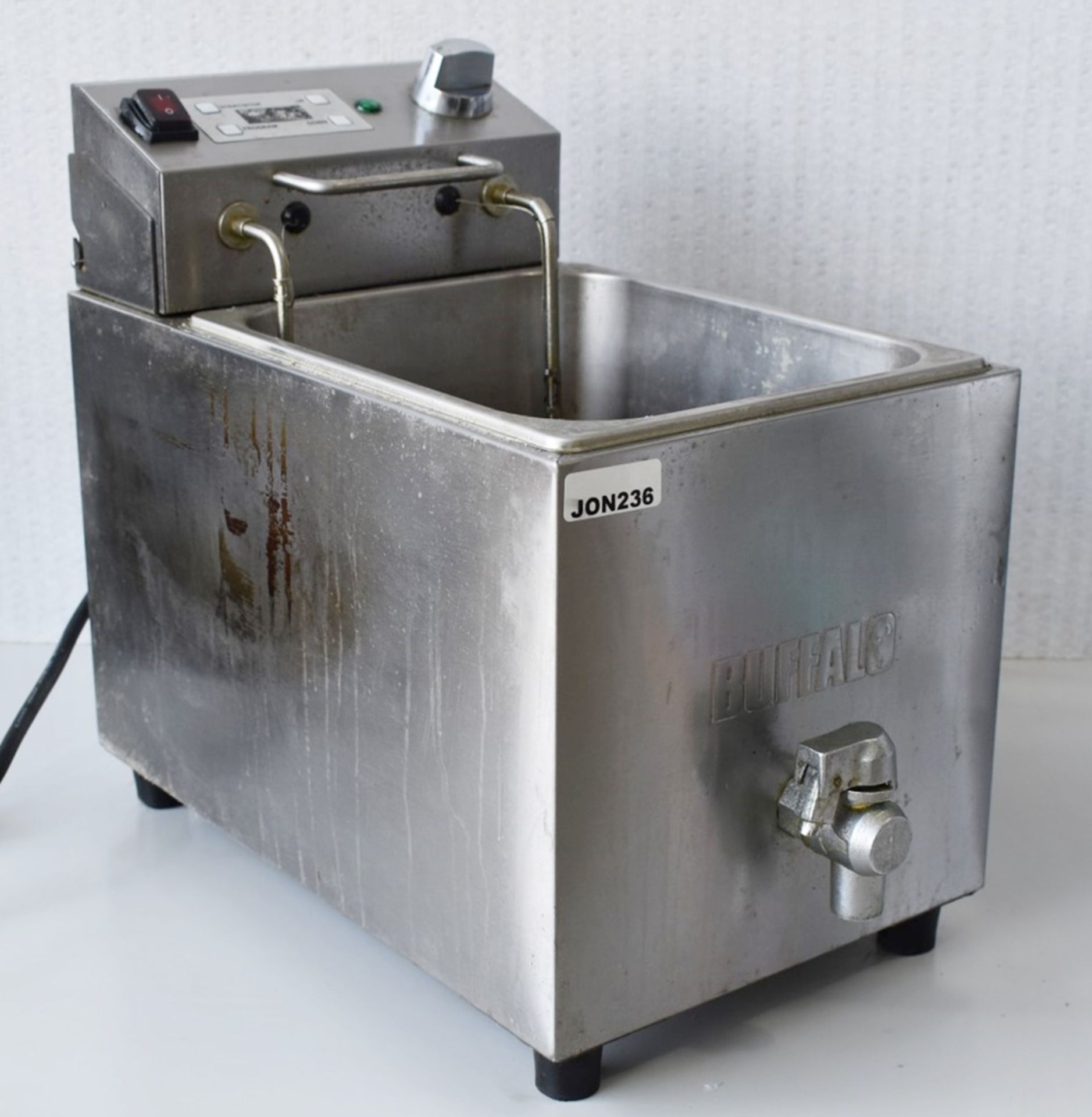 1 x Buffalo FC258 SingleTank 5 Litre Countertop Fryer with Digital Display and Basket - 240v - Image 9 of 10