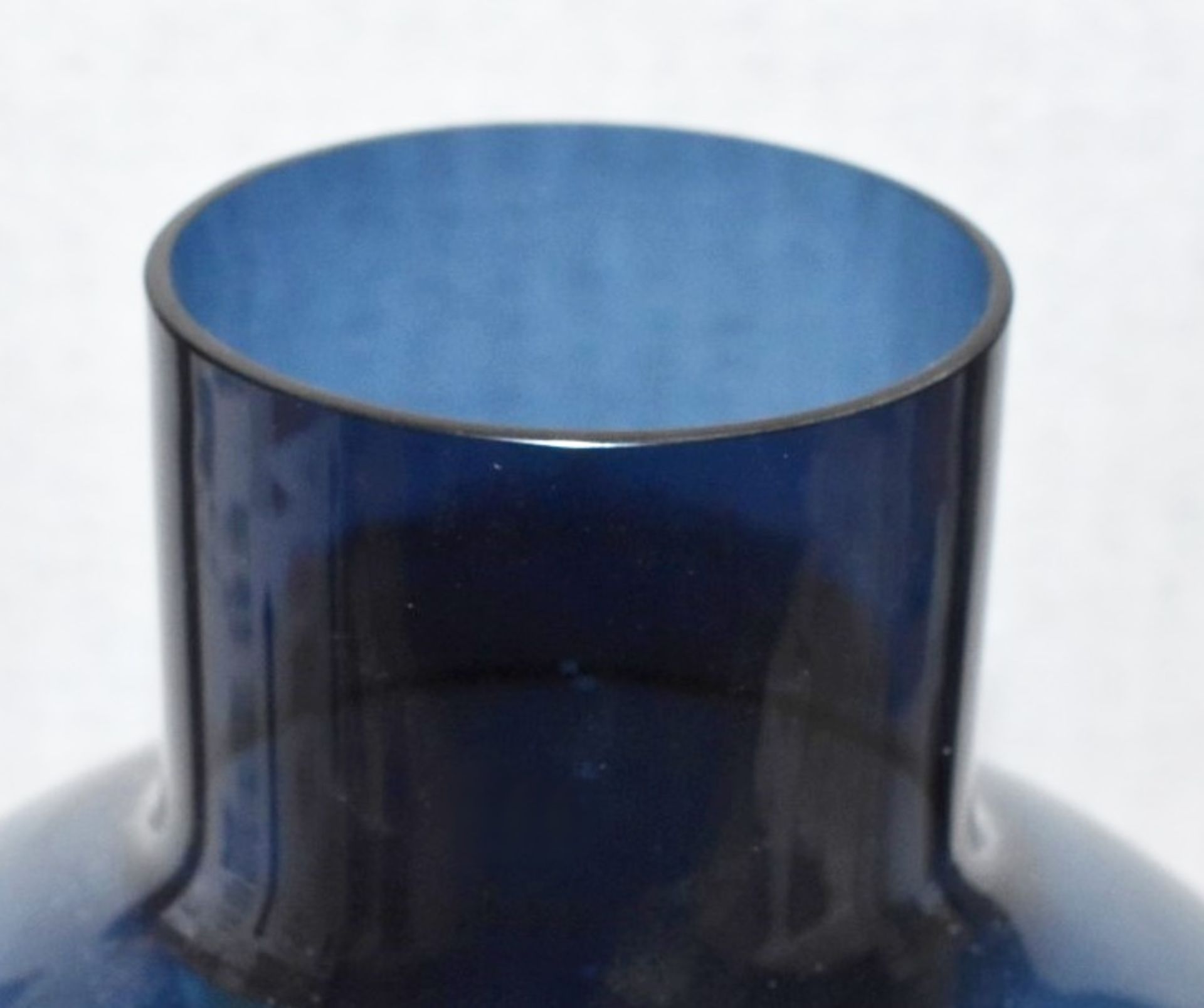 1 x POLTRONA FRAU 'Pallo Pot' High Quality Blown Glass Vase in Midnight Blue - RRP £1,080 *Signed* - Image 3 of 7