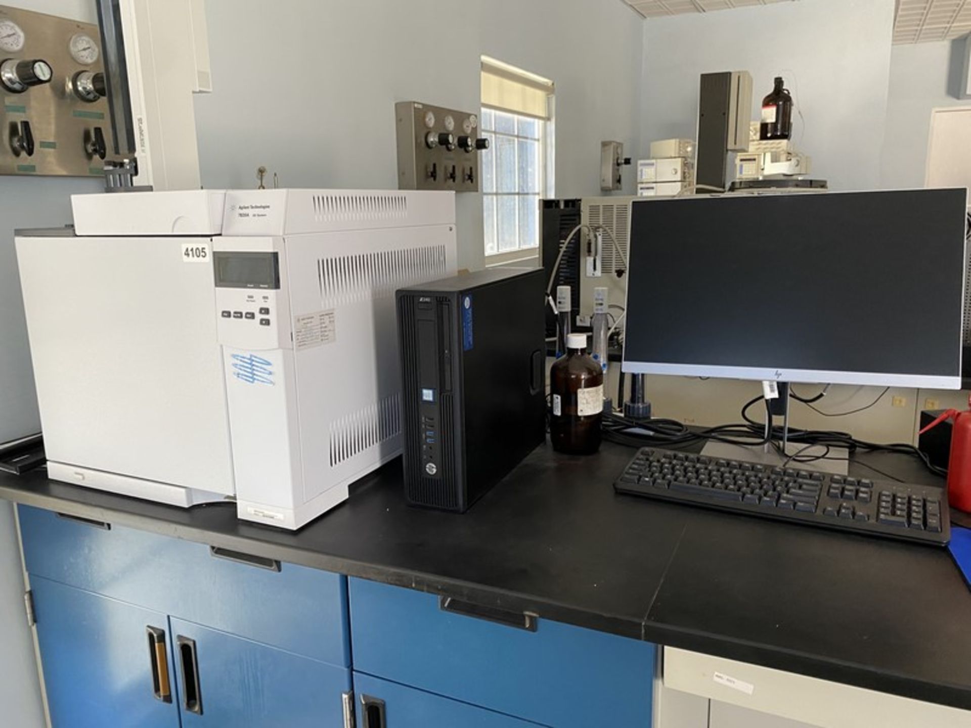 Agilent Technologies 7820A Gas Chromatograph System with autosampler. SN. CN18162009, Mdl. G4350A.