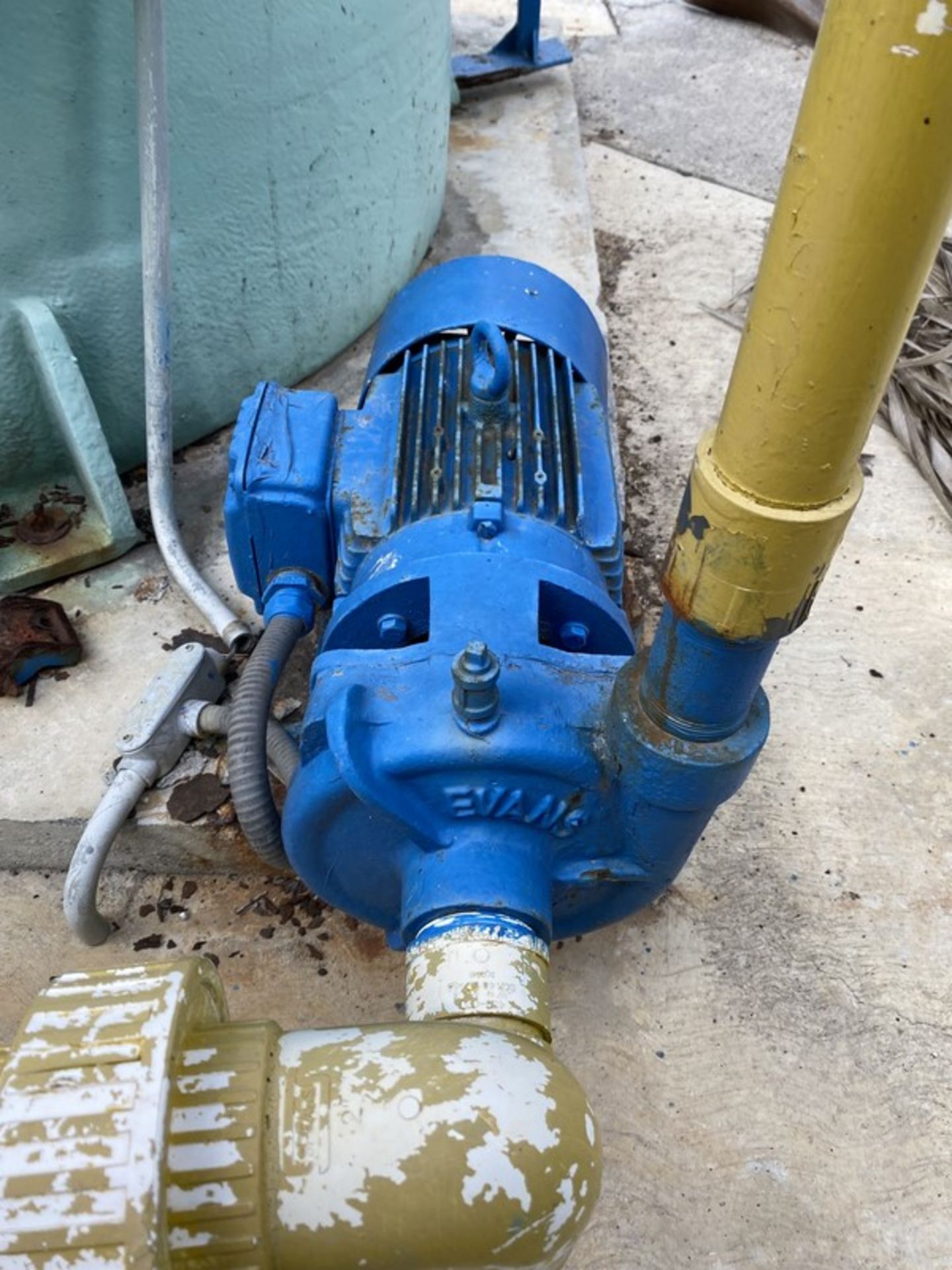 2000 Gallon Vertical FRP storage tank with Centrifugal pump. Approx. 5' diameter x 8' straight - Image 7 of 9