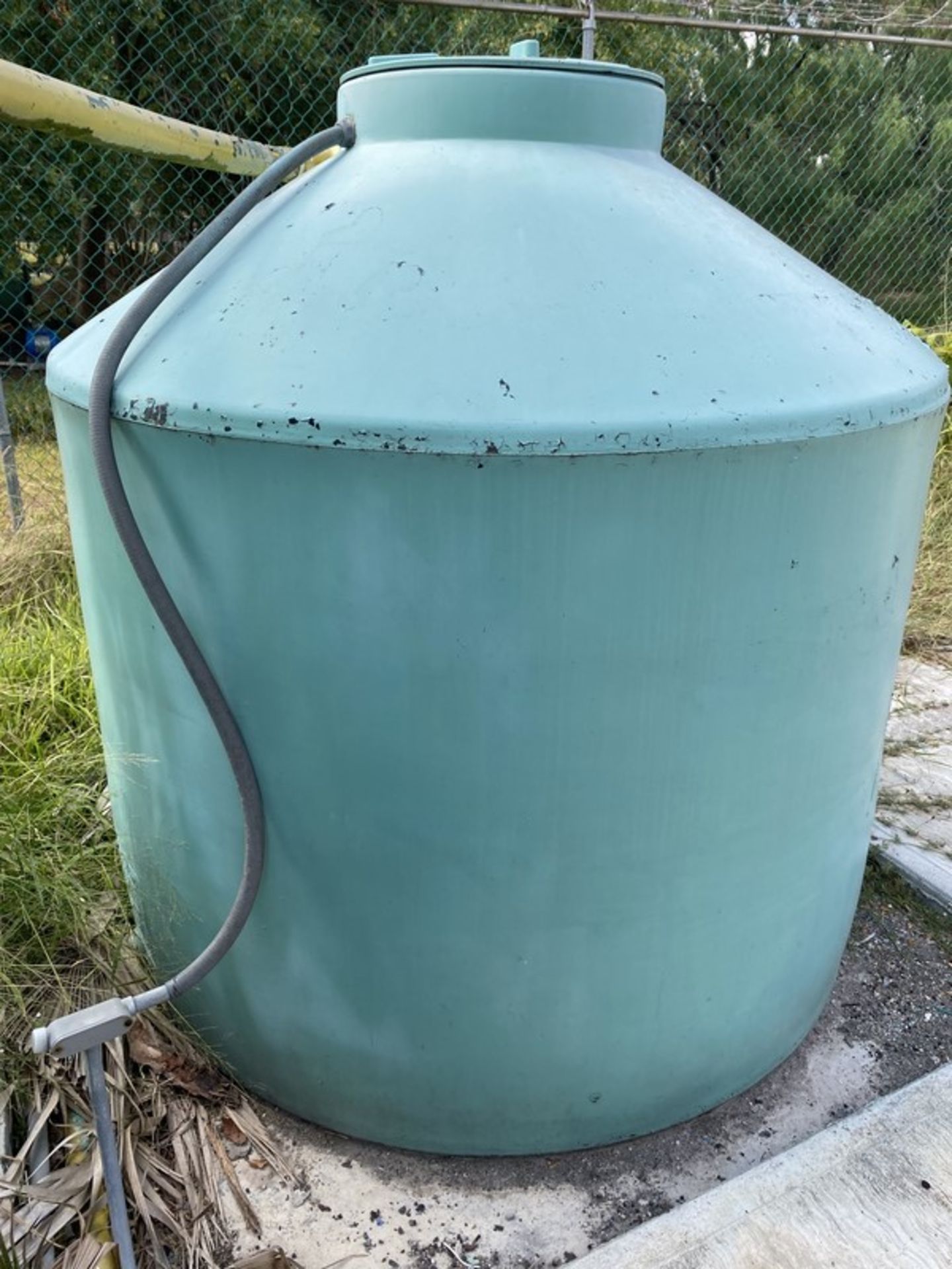 660 Gallon Vertical PVC tank. Cone top, flat bottom. - Image 2 of 4