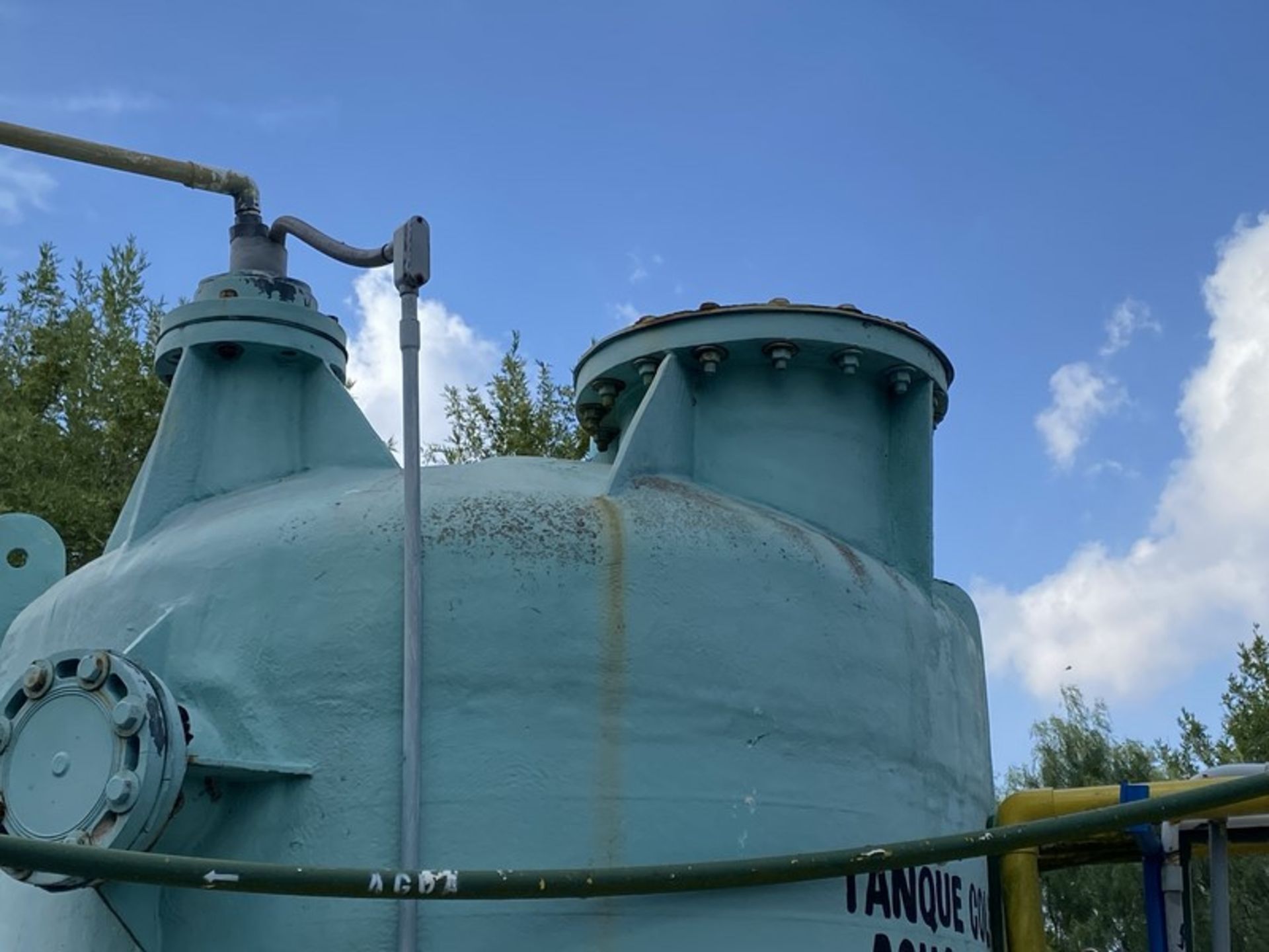 2000 Gallon Vertical FRP storage tank with Centrifugal pump. Approx. 5' diameter x 8' straight - Image 4 of 9