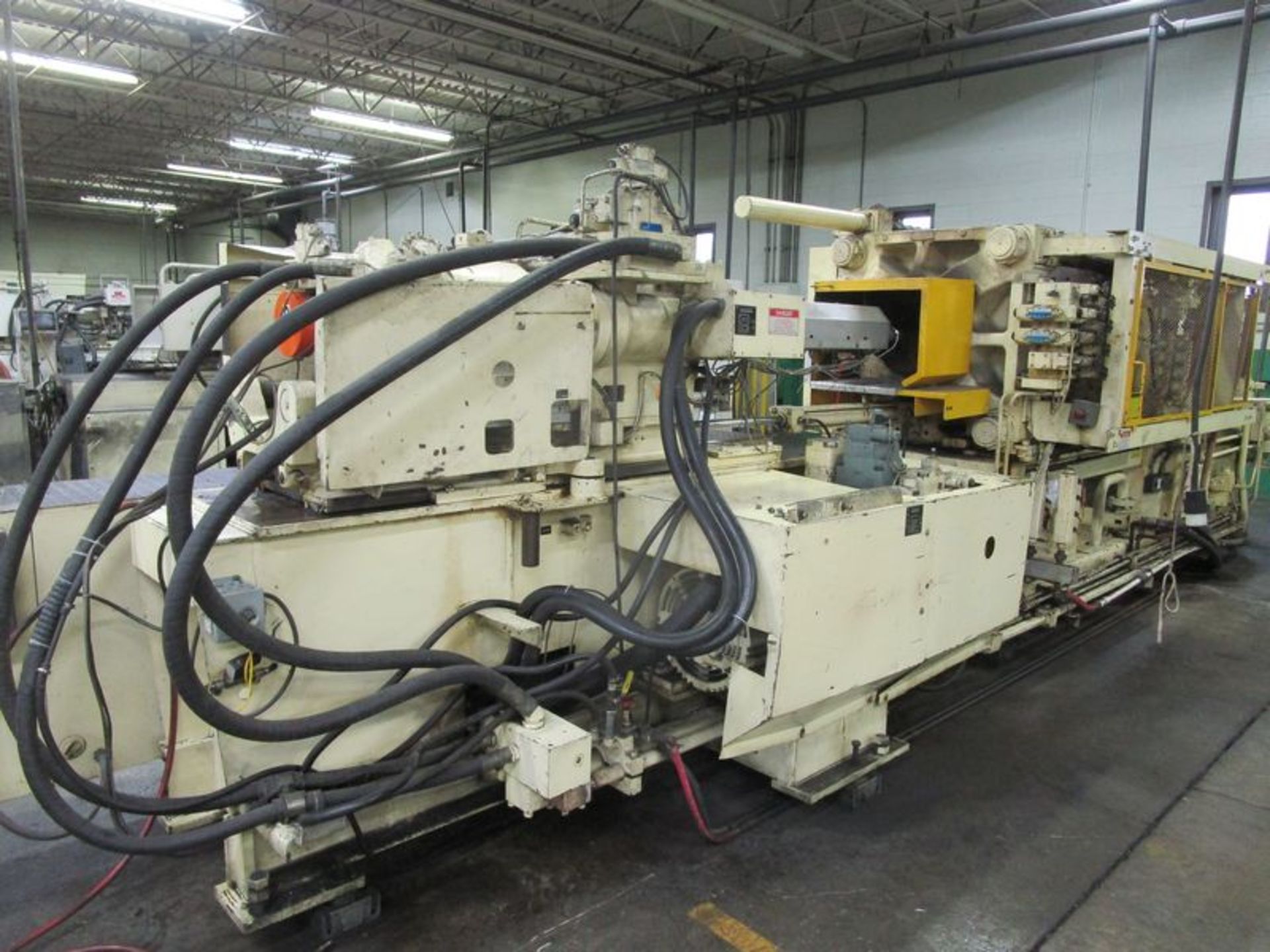 Mitsubishi 390MG-40 390-Ton Plastic Injection Molding Machine, S/N G304AAA070, 1992 - Image 8 of 9