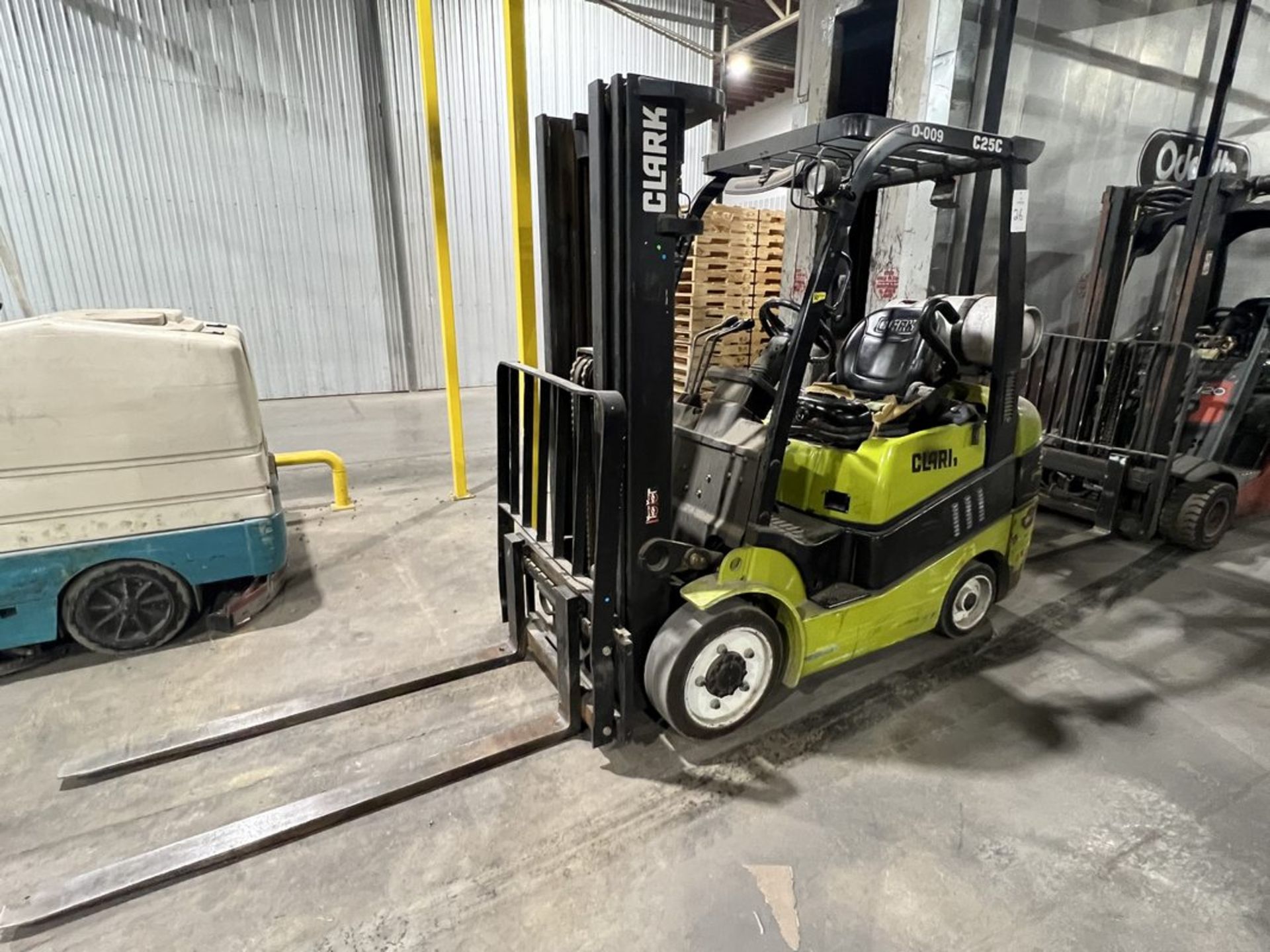 Clark Fork Lift Truck C25CL 4,500 Lb. LPG Forklift Truck, S/N C232L-0956-9790 - Image 2 of 8