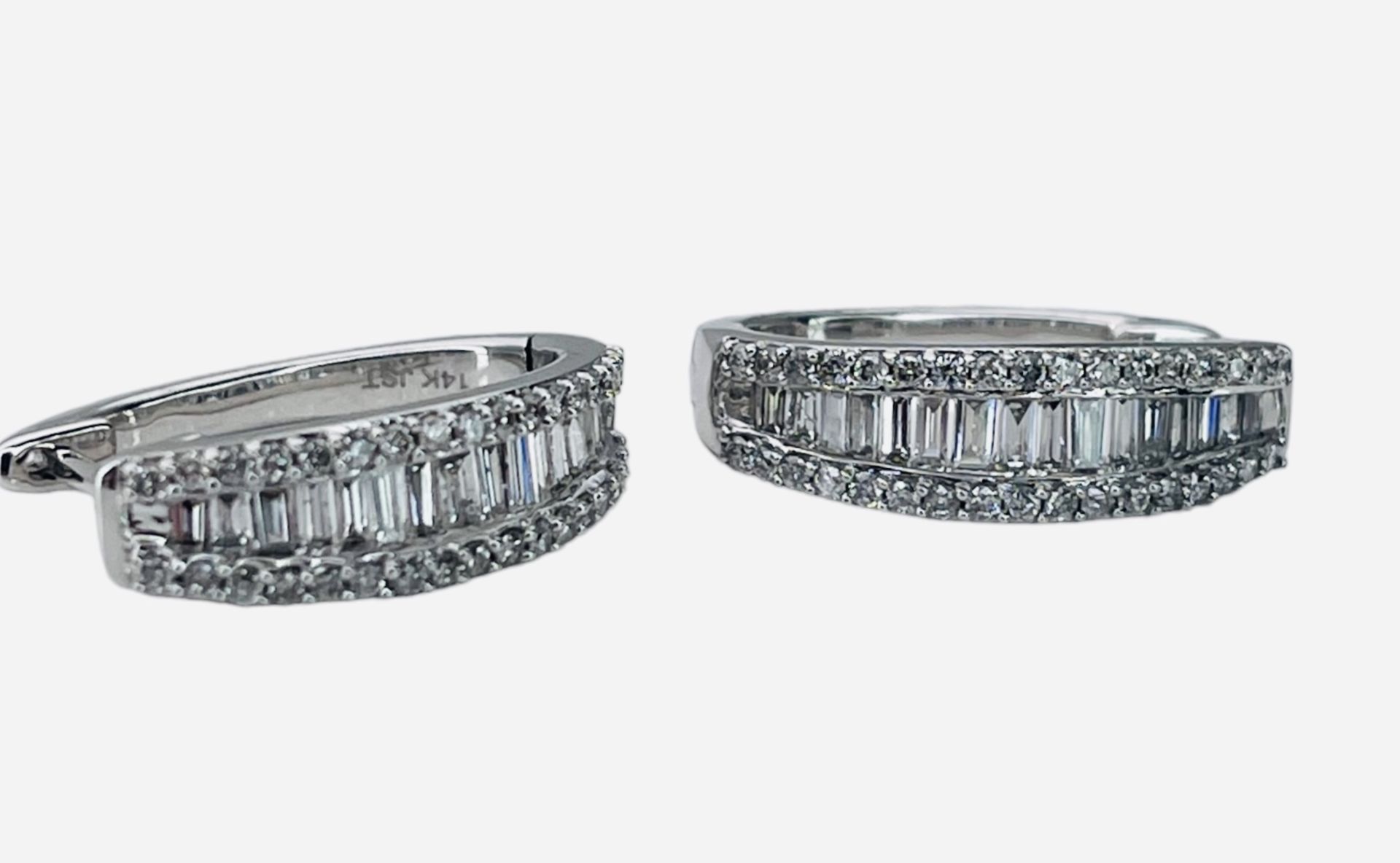 RRP-£4750.00 14CT WHITE GOLD LADIES DIAMOND EARRINGS, SET WITH A TOTAL WEIGHT OF 1.40 CARAT OF EMERA