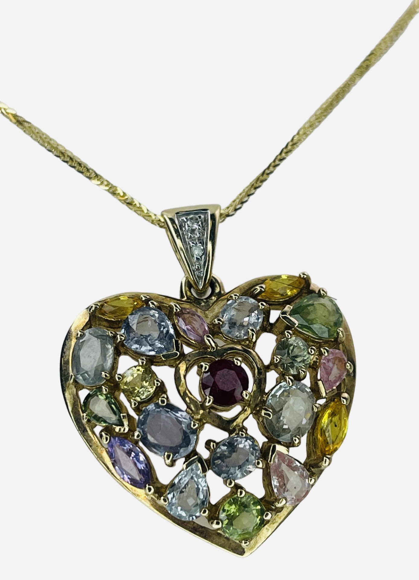 RRP-£2950.00 9ct YELLOW GOLD LARGE HEART SHAPED PENDENT AND NECKLACE, PENDENT SET WITH RUBIES AND A