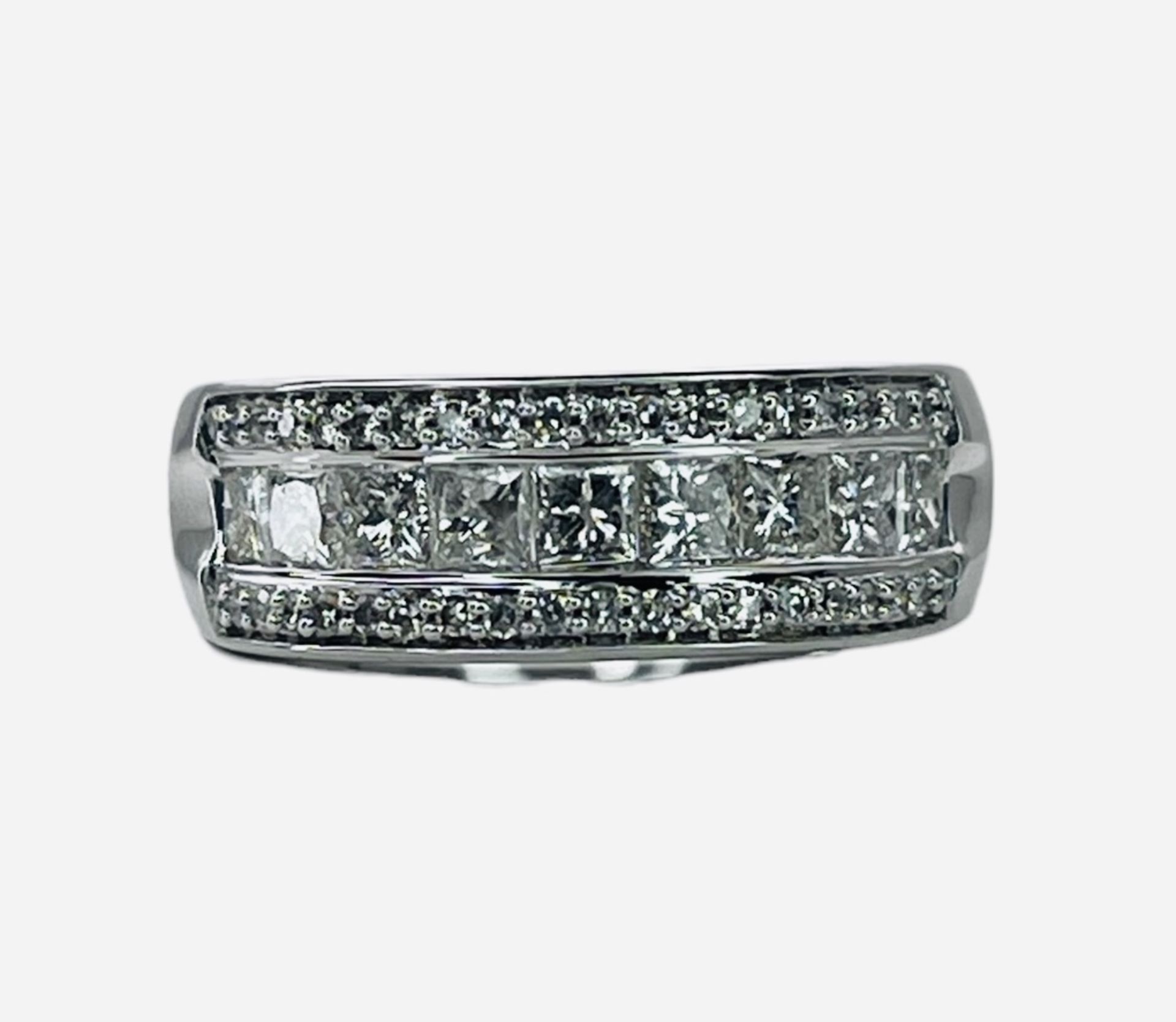 RRP-£4750.00 14CT WHITE GOLD LADIES DIAMOND RING, SET WITH A TOTAL CARAT WEIGHT 1.00CT, SET WITH PRI