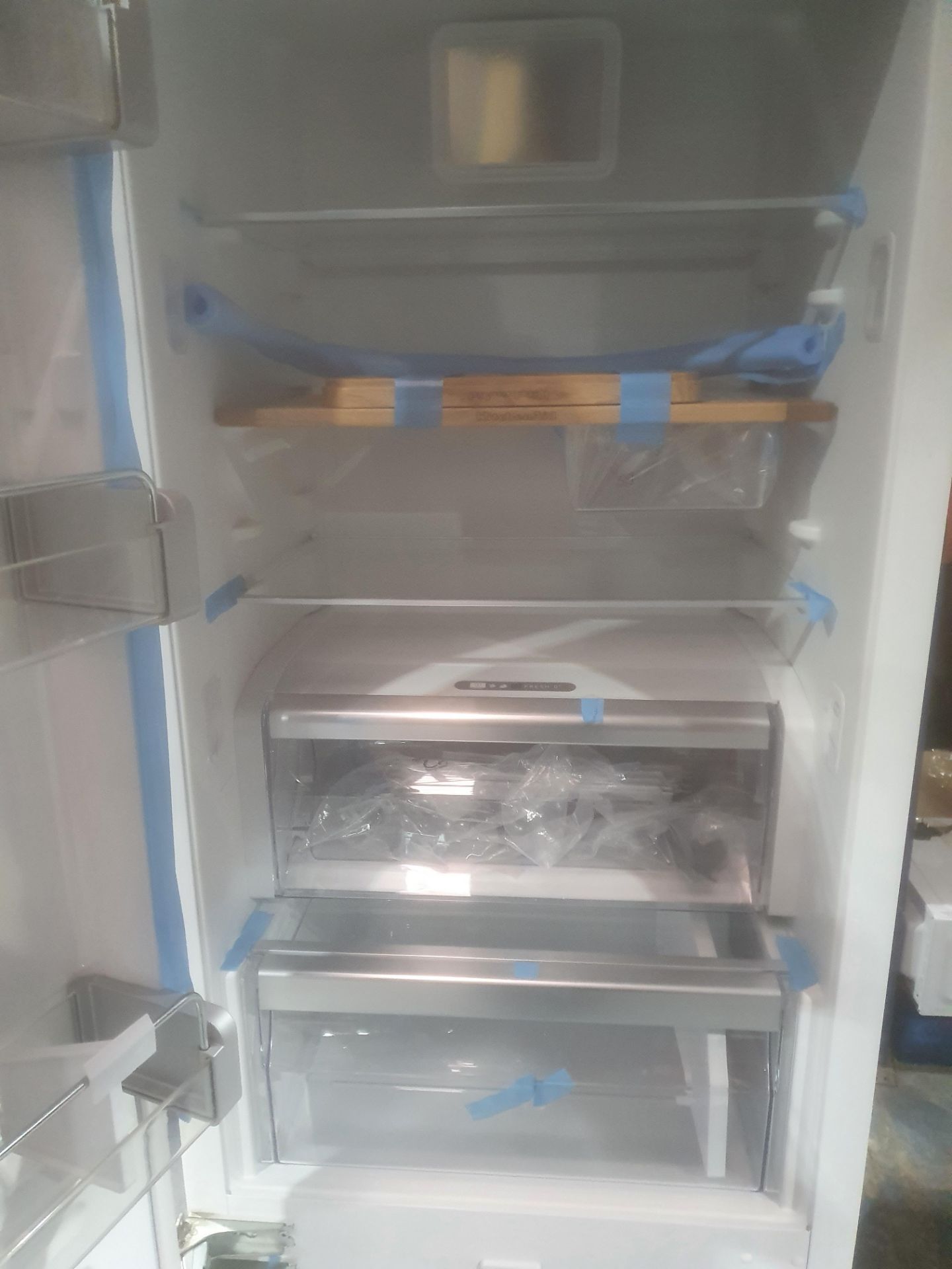 GRADED KITCHENAID FRESH CONTROL INTEGRATED FRIDGE FREEZER - Image 3 of 8