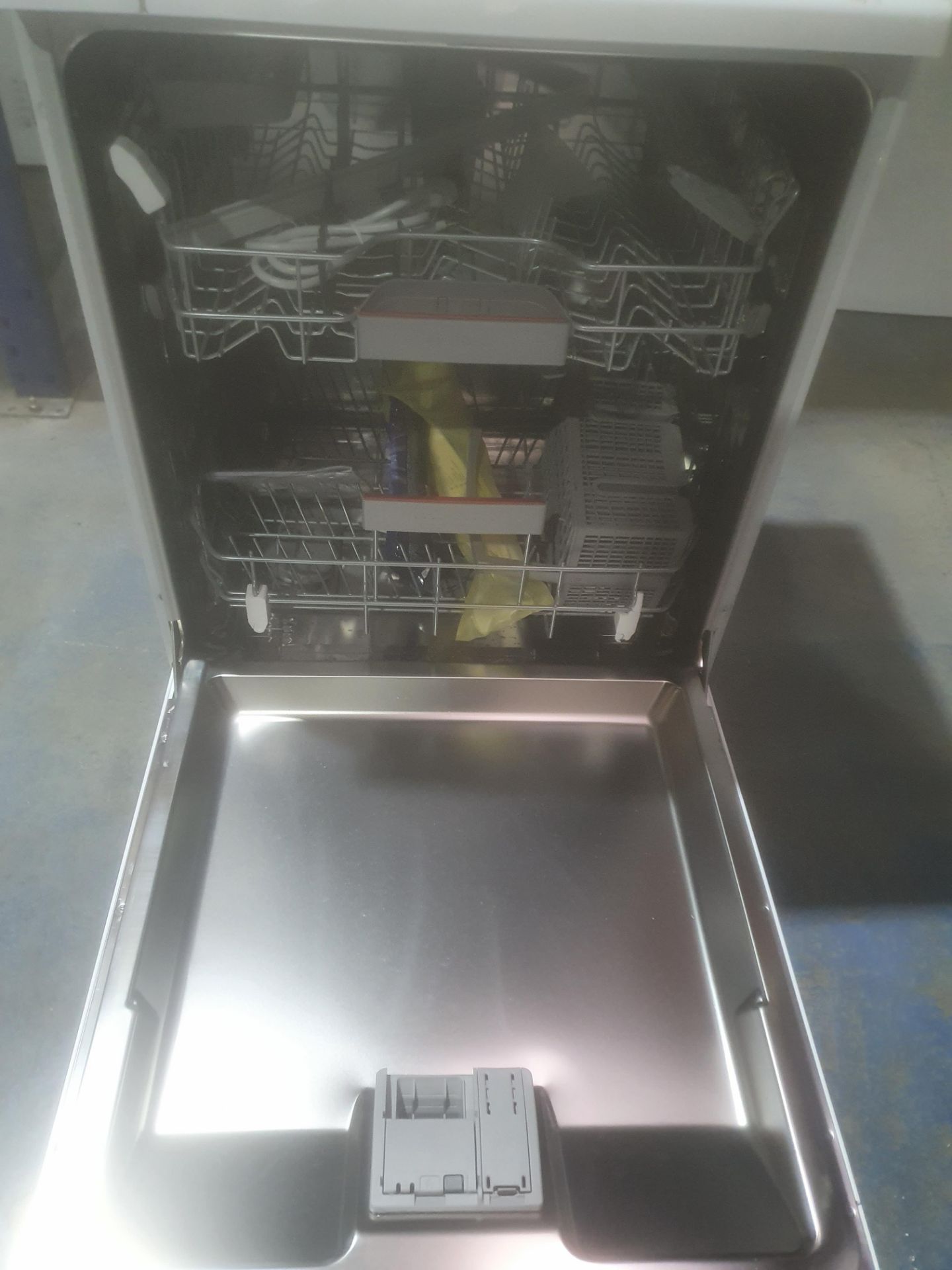 GRADED Bosch Serie 4 Silence Plus Dishwasher sms46iw03g RRP £620 - Image 3 of 6