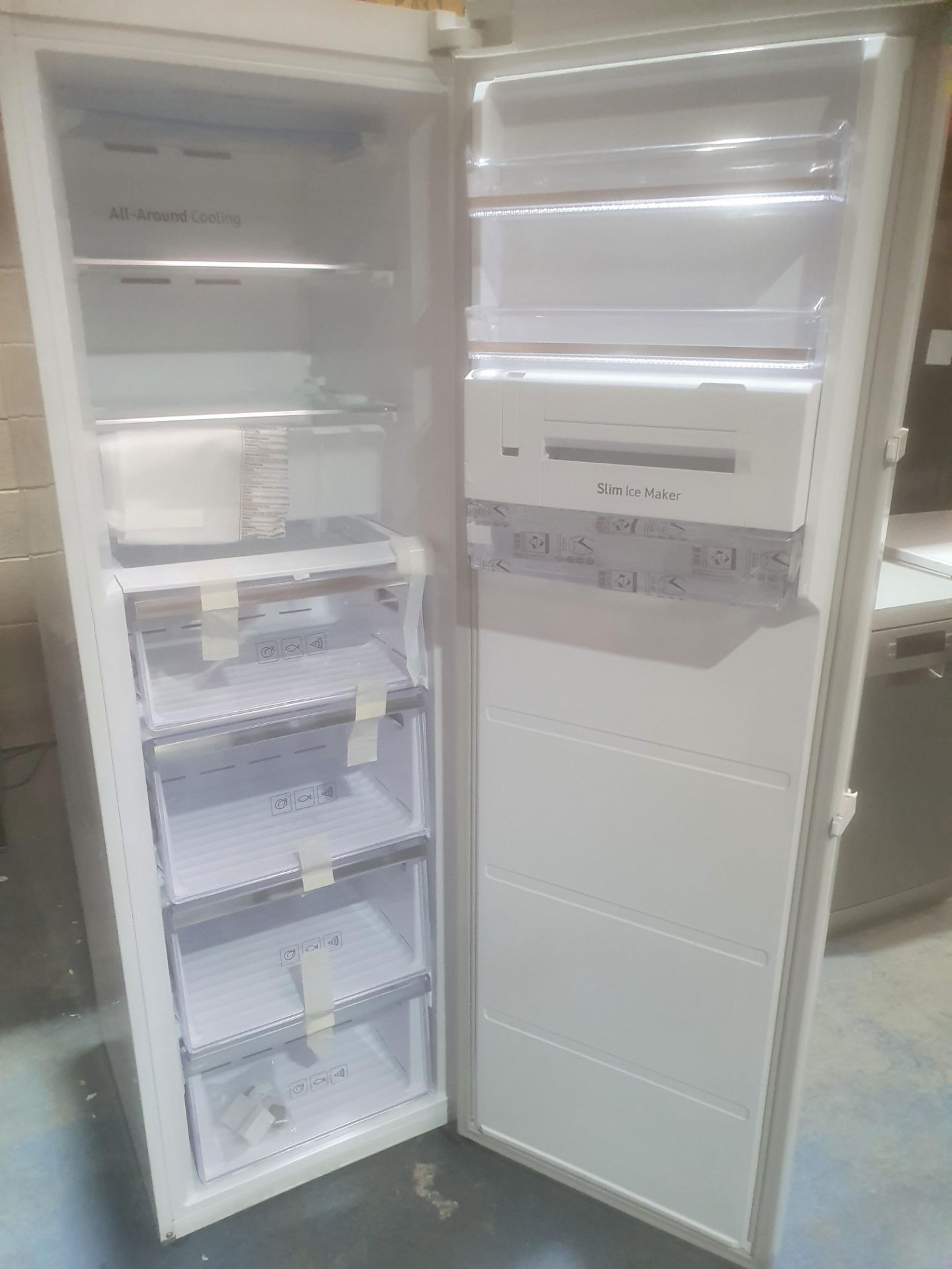 Samsung RZ32M7120WW Freestanding Tall Freezer, Frost Free, 315L capacity, 60cm wide, White RRP £849 - Image 3 of 5