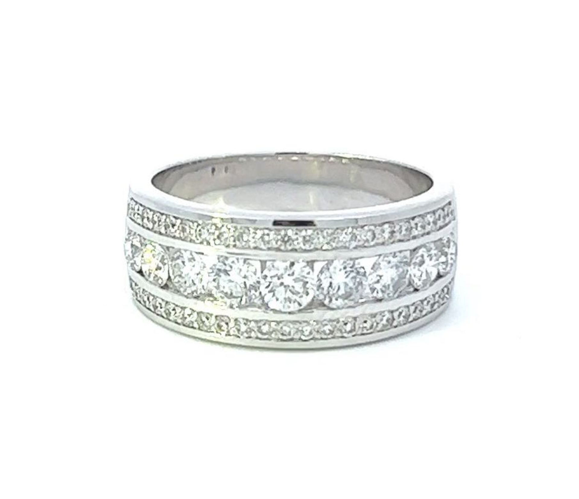 RRP-£6250.00 9K WHITE GOLD LADIES DIAMOND RING, SET WITH 1.19CTS ROUND BRILLIANT CUT DIAMONDS, COLOU