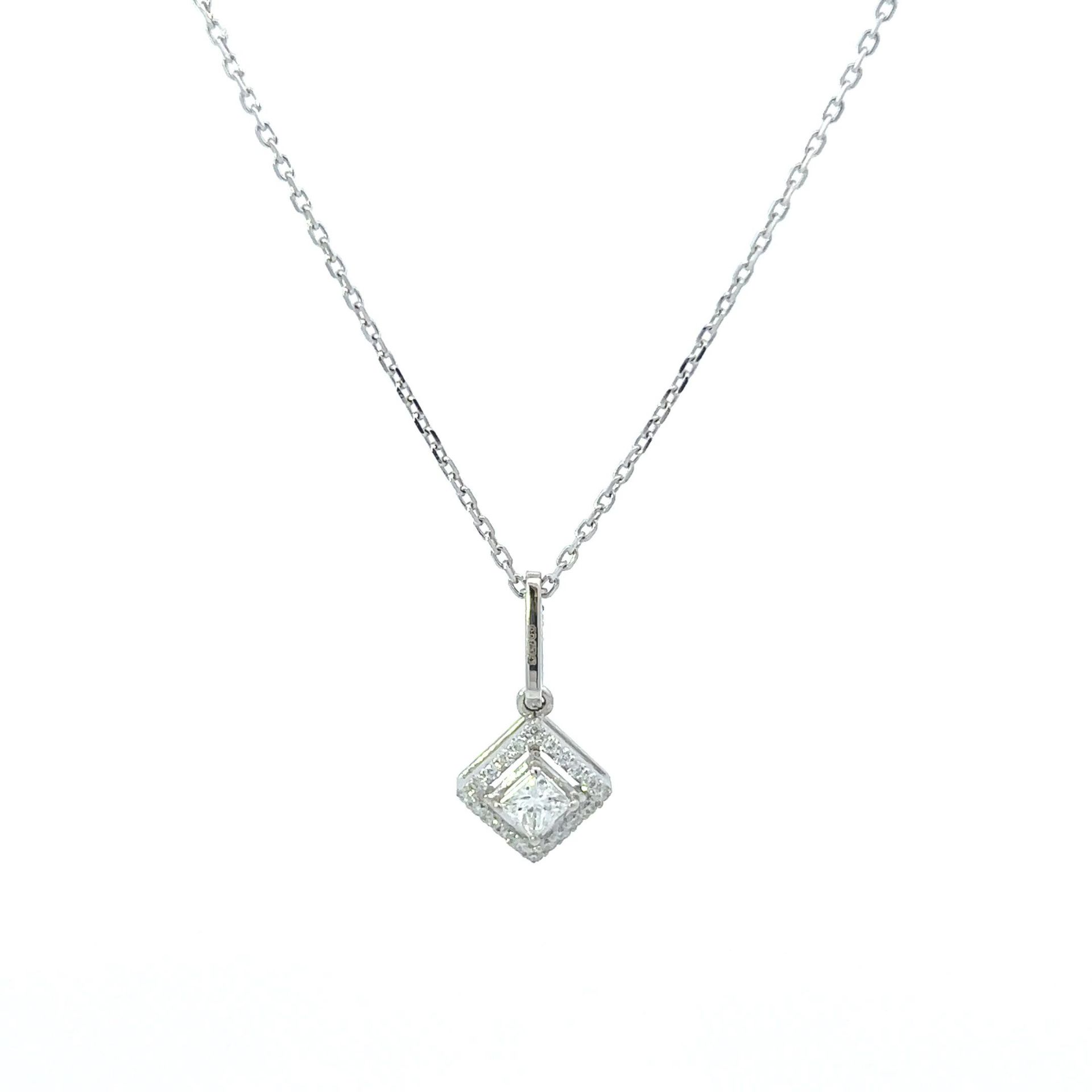 RRP-£3250.00 18K WHITE GOLD PENDENT WITH CHAIN, DIAMOND WEIGHT- 0.40CT, COLOUR- G/H, CLARITY- VS (AP