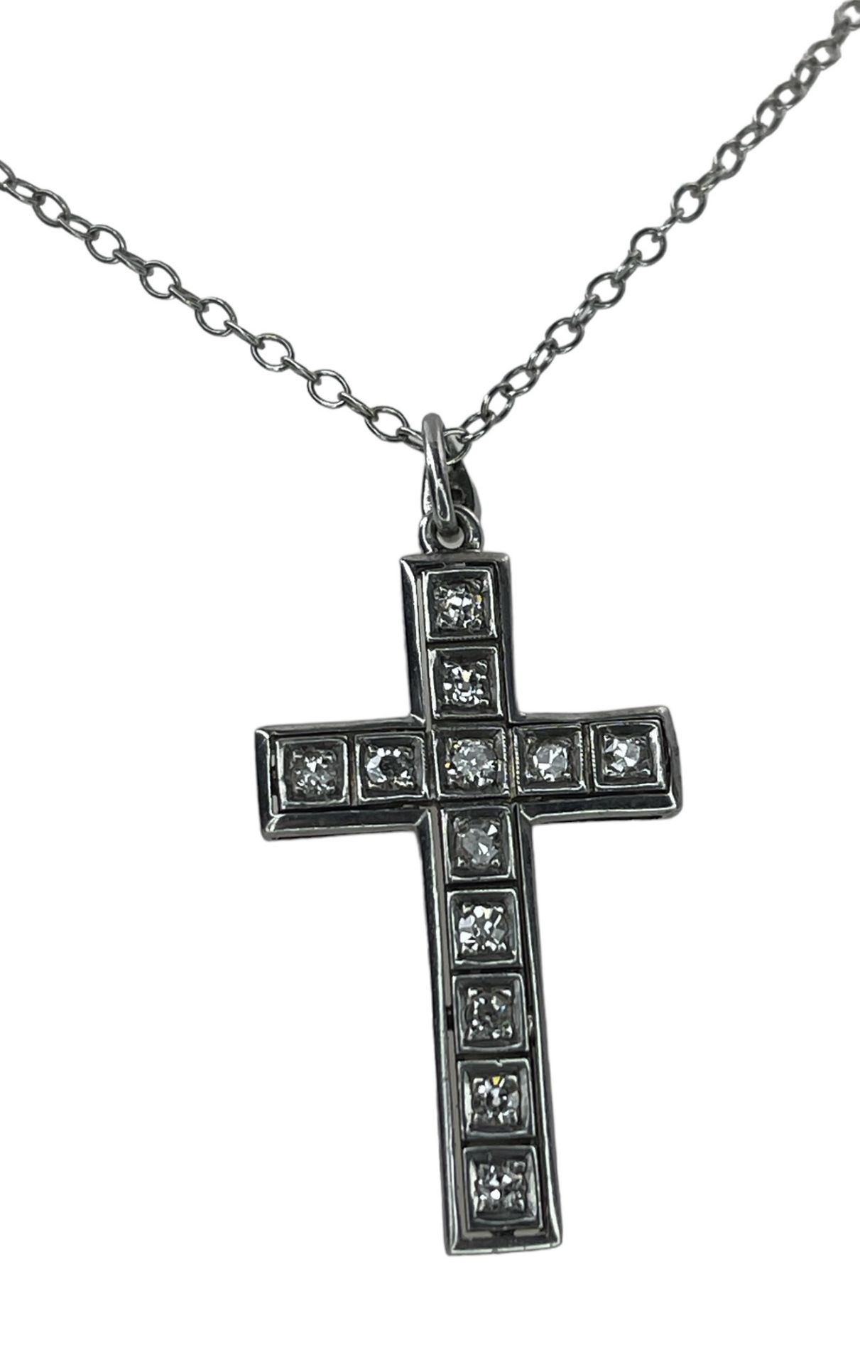 RRP-£4650.00 18K WHITE GOLD DIAMOND SOLITAIRE CROSS AND CHAIN, THE CROSS PENDENT IS SET WITH A TOTAL