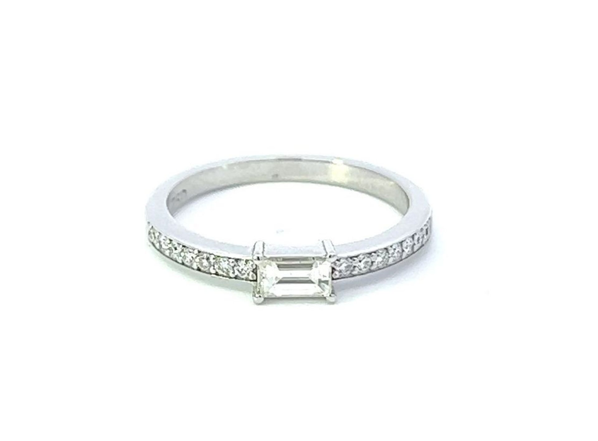 RRP-£4565.00 18K WHITE GOLD DIAMOND RING, SET WITH BAGUETTE AND ROUND BRILLIANT CUT DIAMONDS, CENTER