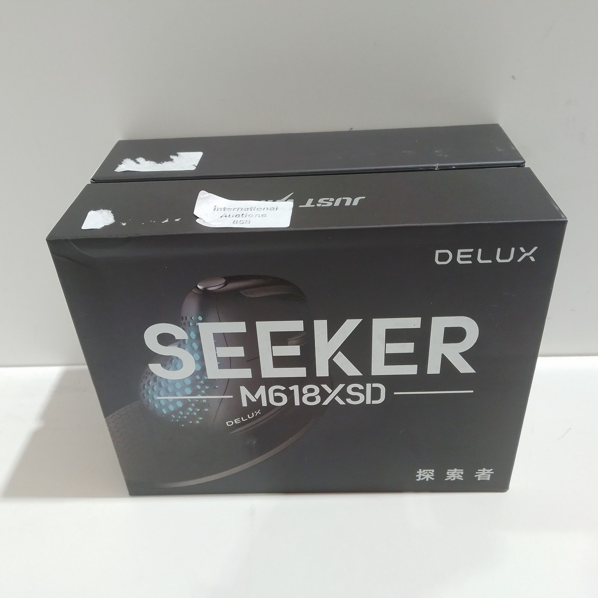 RRP £73.31 DeLUX Seeker Wireless Ergonomic Vertical Mouse with OLED Screen - Image 2 of 2