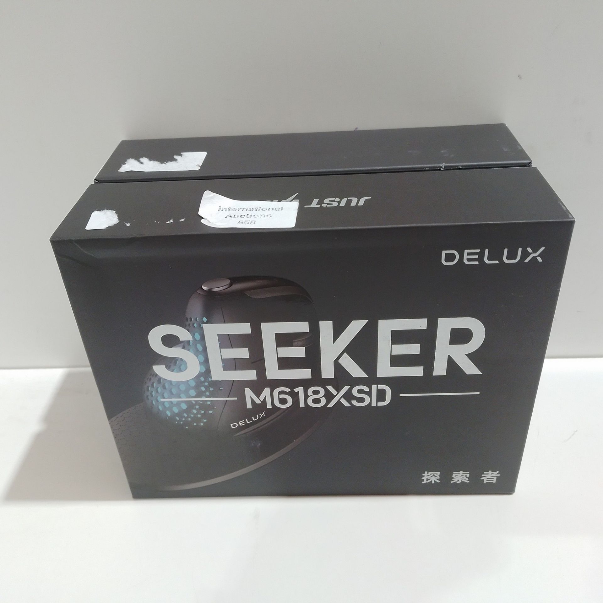 RRP £73.31 DeLUX Seeker Wireless Ergonomic Vertical Mouse with OLED Screen - Image 2 of 2